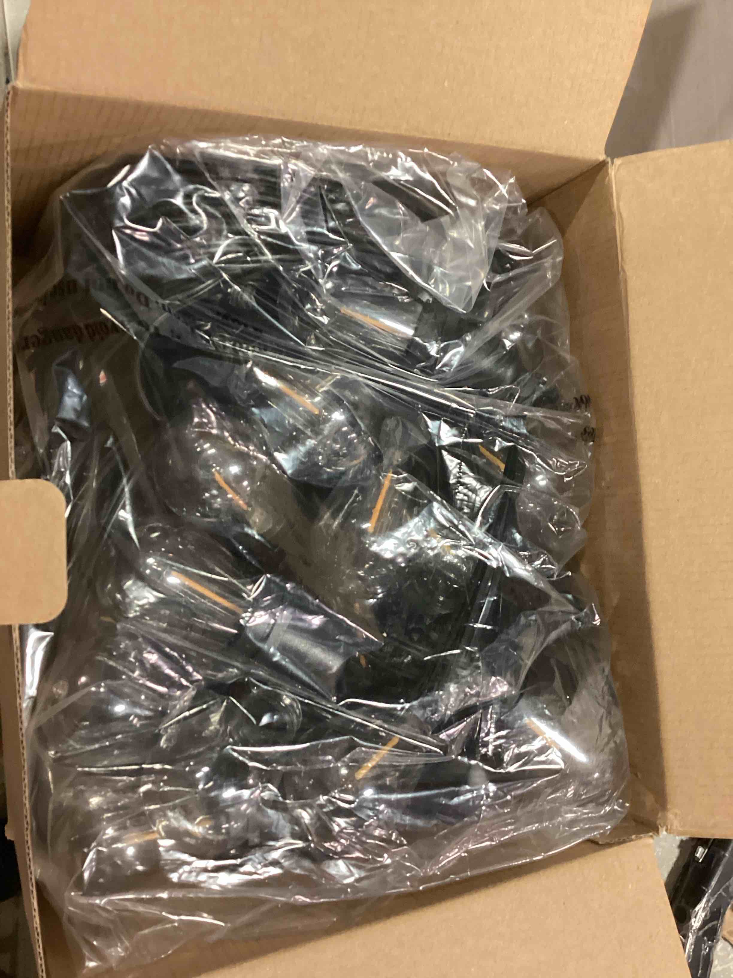 https://s3.amazonaws.com/lotting-images-prod/bidfta/RED6744320_1722298804679.jpeg