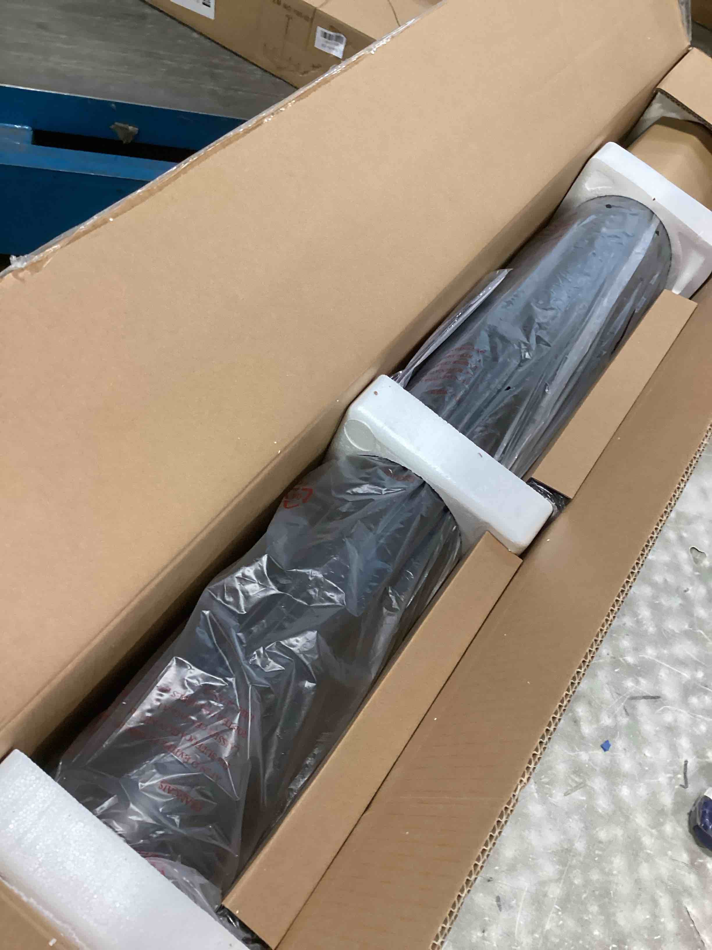 https://s3.amazonaws.com/lotting-images-prod/bidfta/RED6748930_1721938031340.jpeg