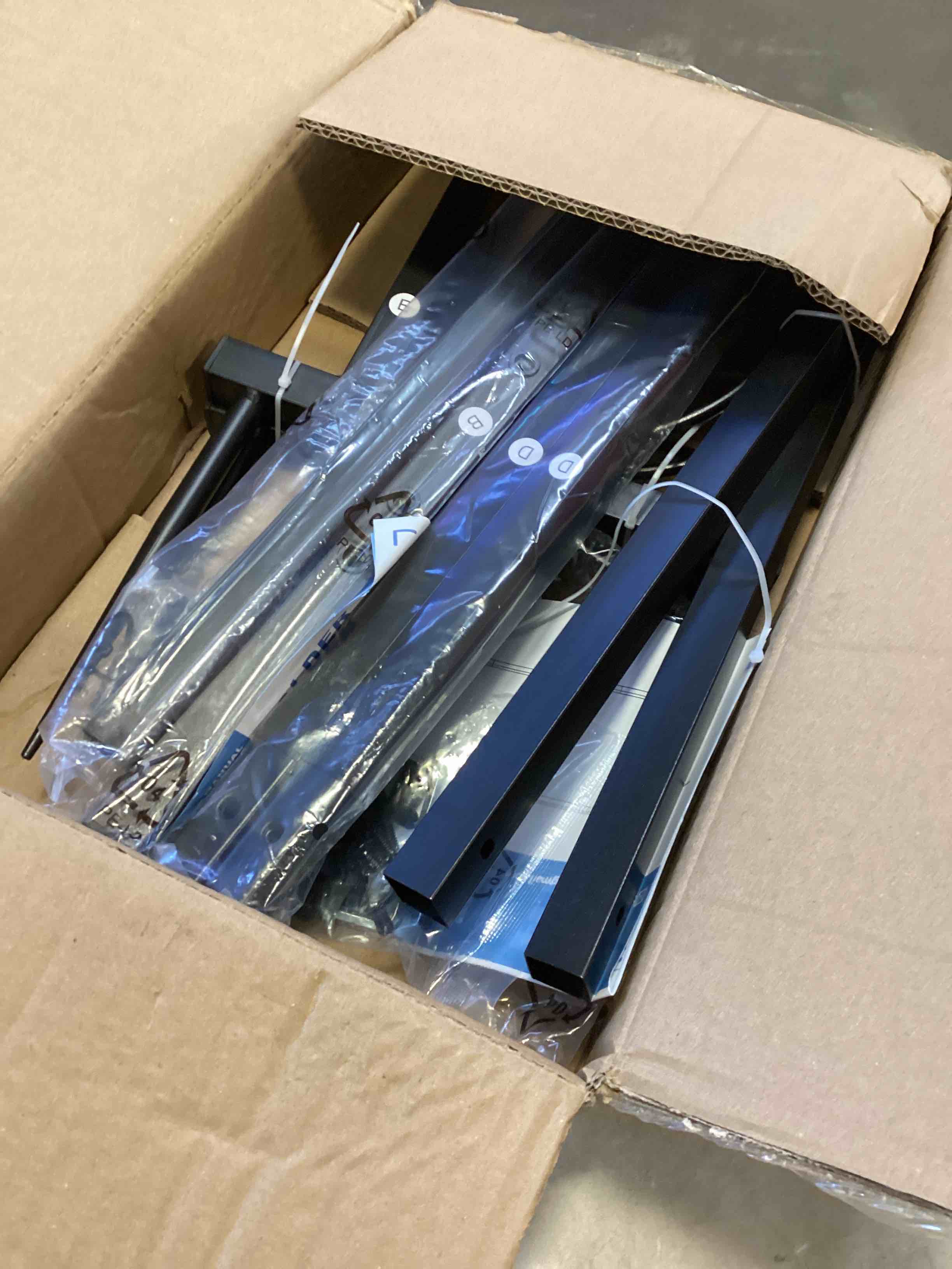 https://s3.amazonaws.com/lotting-images-prod/bidfta/RED6750848_1721390818443.jpeg