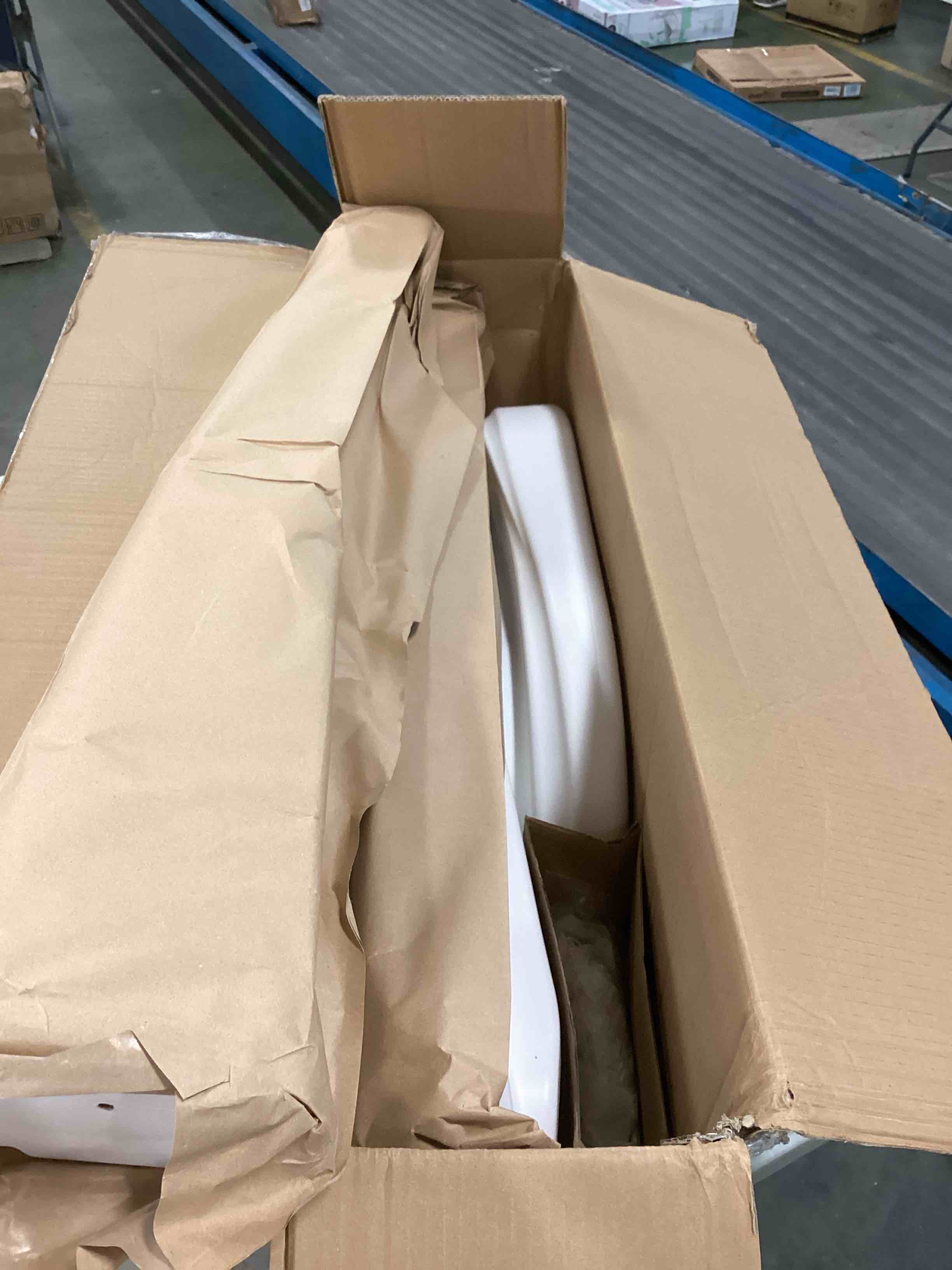 https://s3.amazonaws.com/lotting-images-prod/bidfta/RED6758569_1722384611687.jpeg