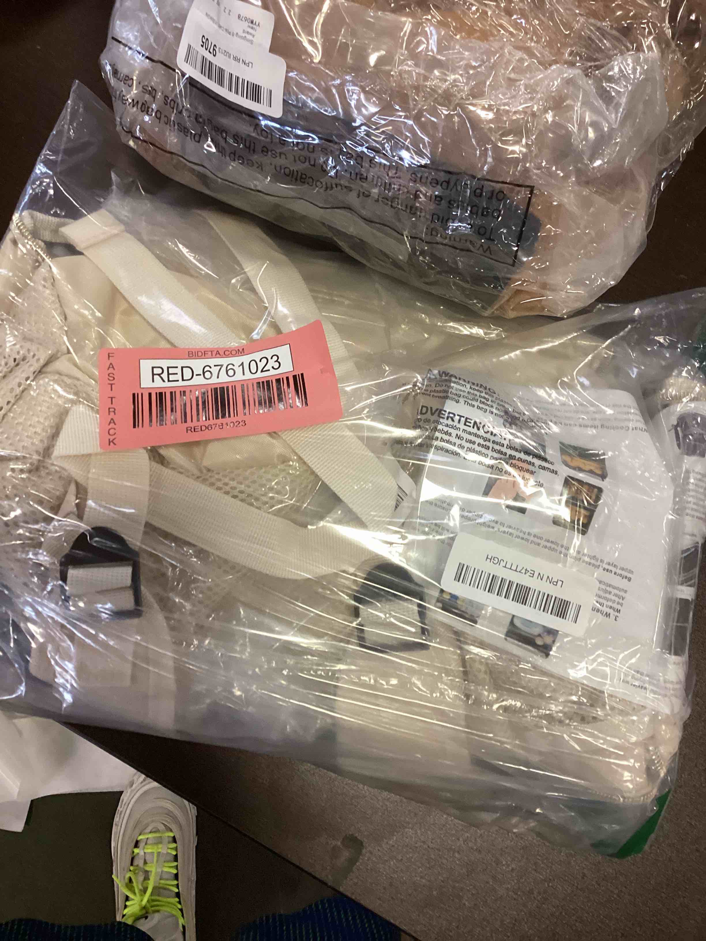 https://s3.amazonaws.com/lotting-images-prod/bidfta/RED6761023_1722606732748.jpeg