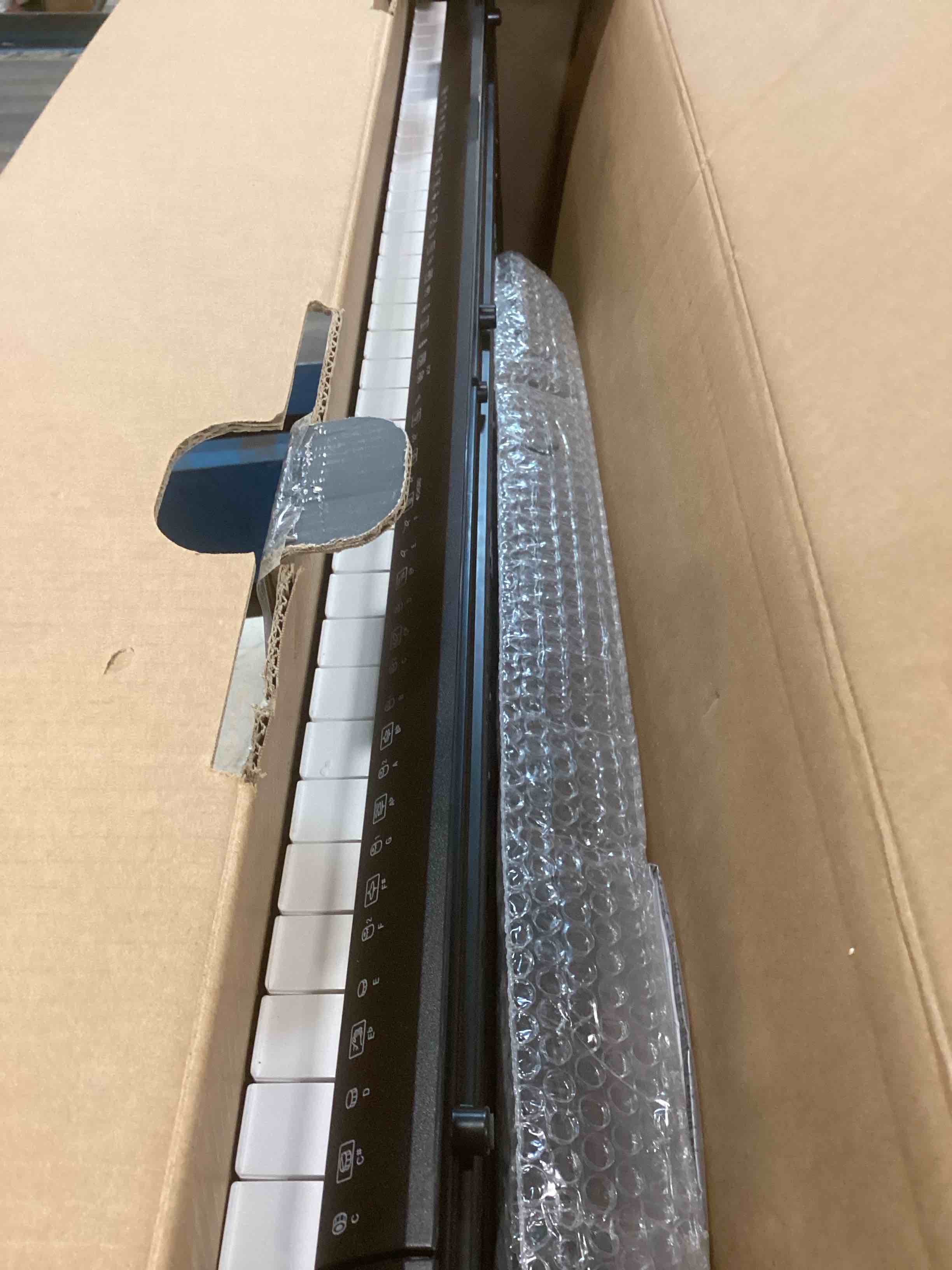 https://s3.amazonaws.com/lotting-images-prod/bidfta/RED6768937_1722965802053.jpeg