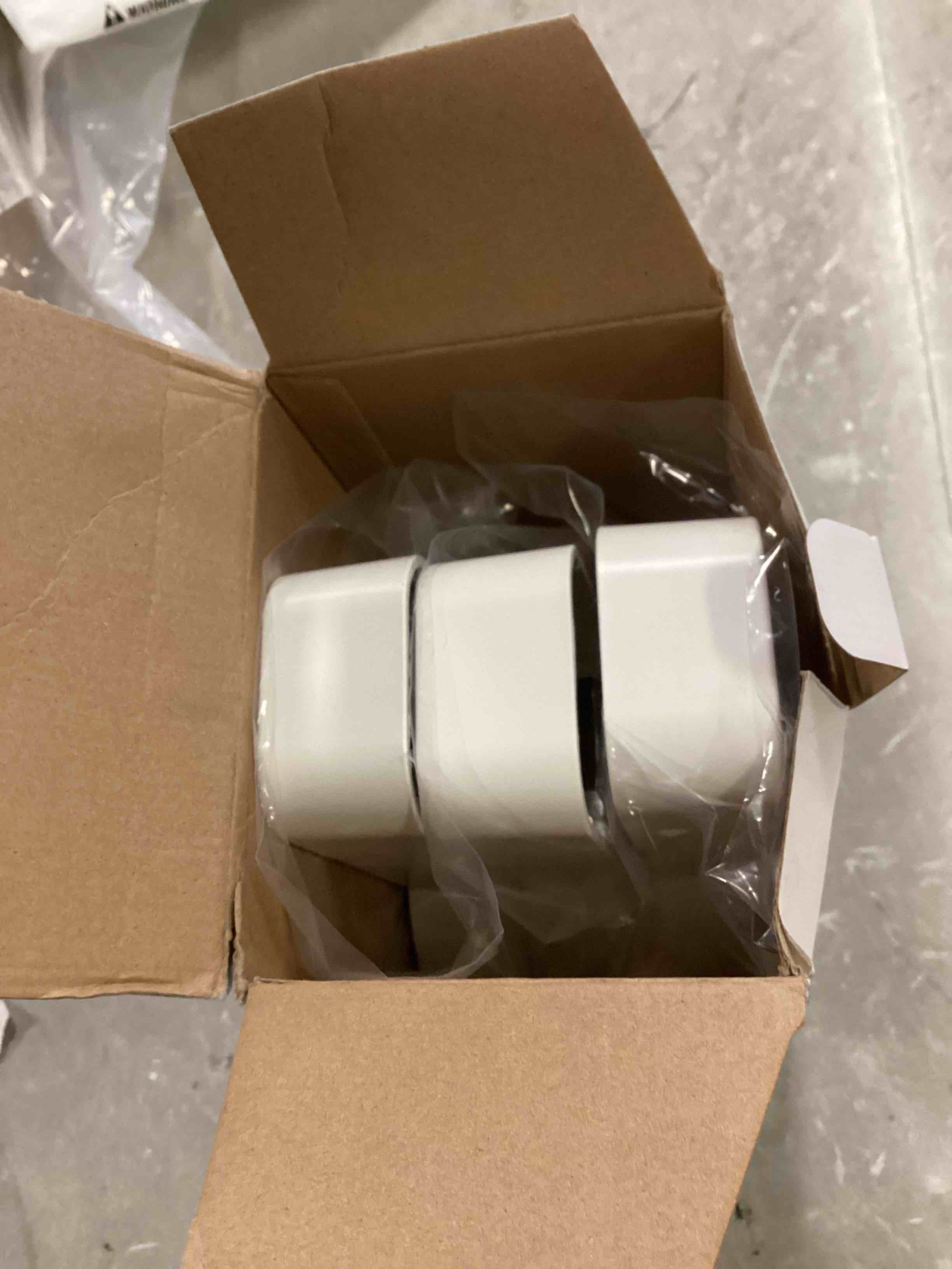 https://s3.amazonaws.com/lotting-images-prod/bidfta/RED6770447_1722616967449.jpeg