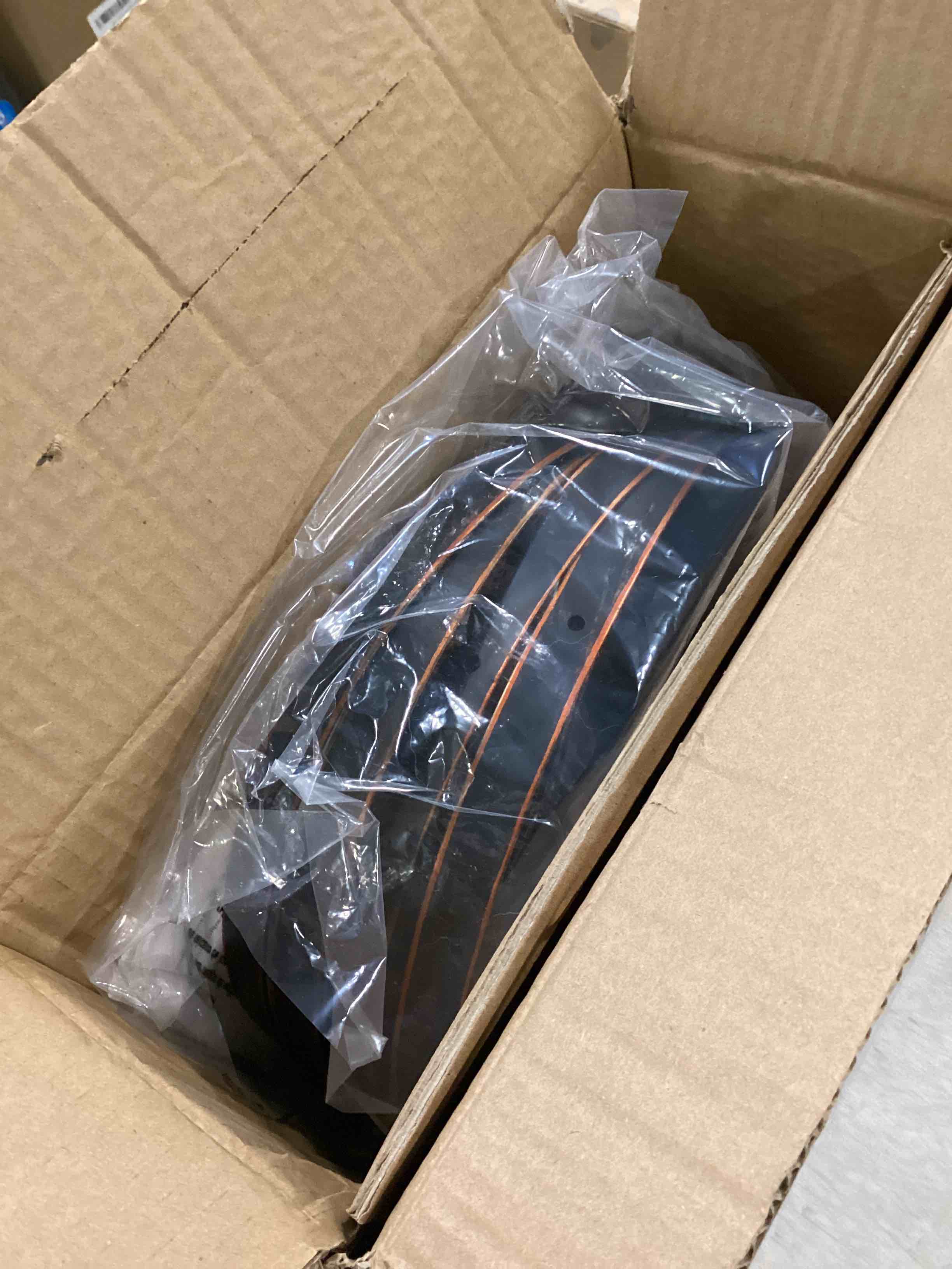 https://s3.amazonaws.com/lotting-images-prod/bidfta/RED6772880_1722525590156.jpeg