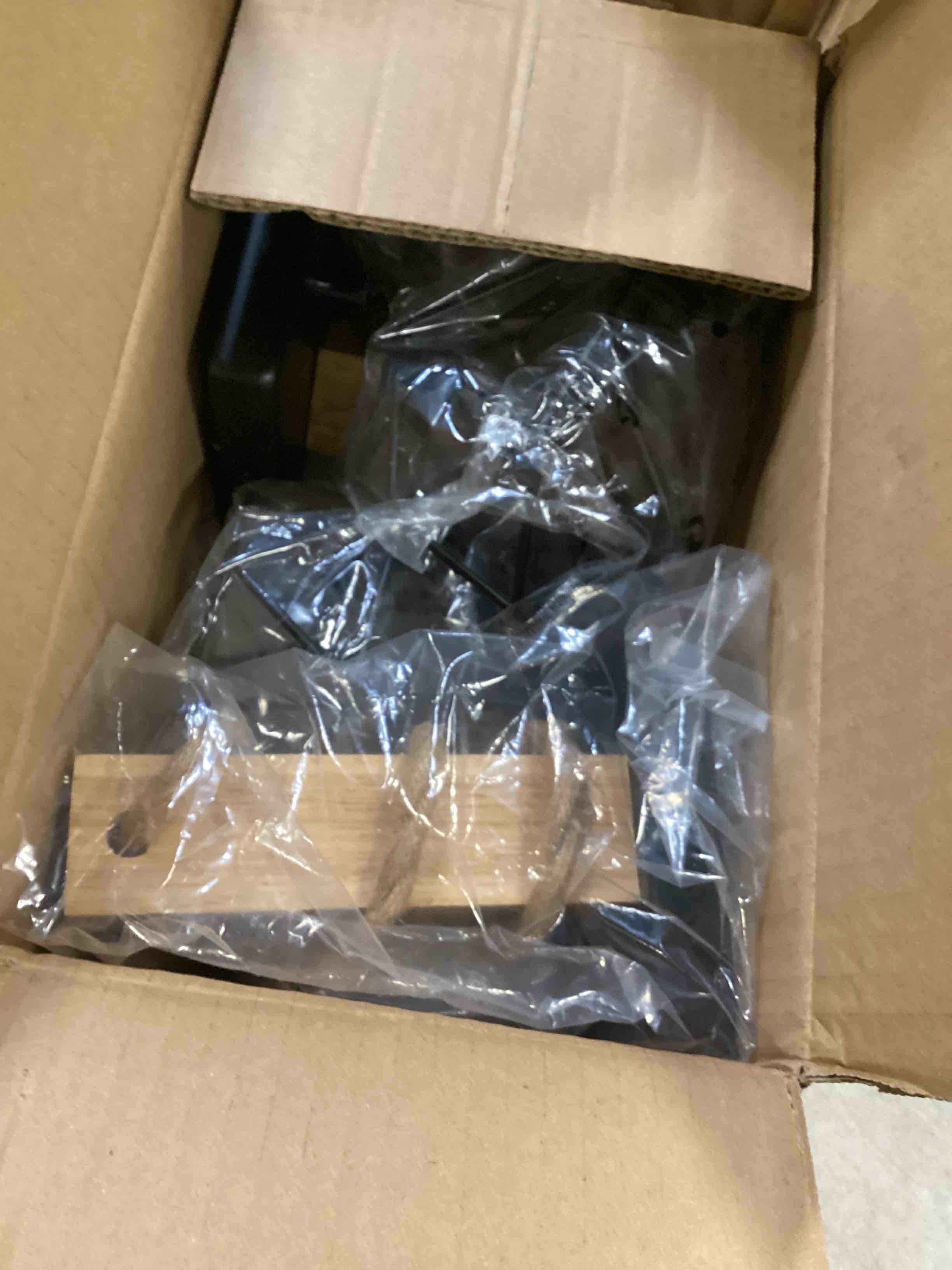 https://s3.amazonaws.com/lotting-images-prod/bidfta/RED6772921_1722525141092.jpeg