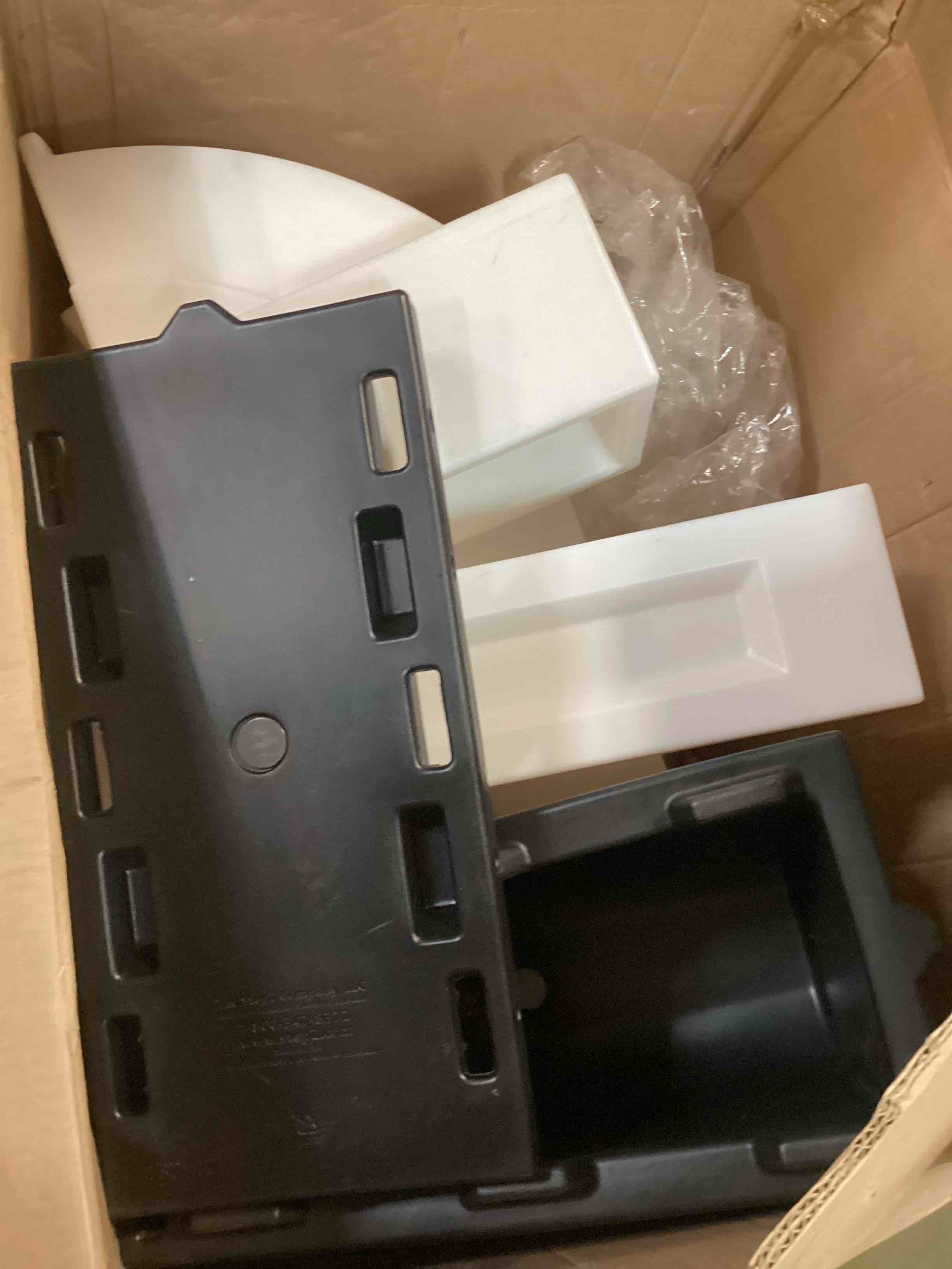 https://s3.amazonaws.com/lotting-images-prod/bidfta/RED6777220_1723561087101.jpeg