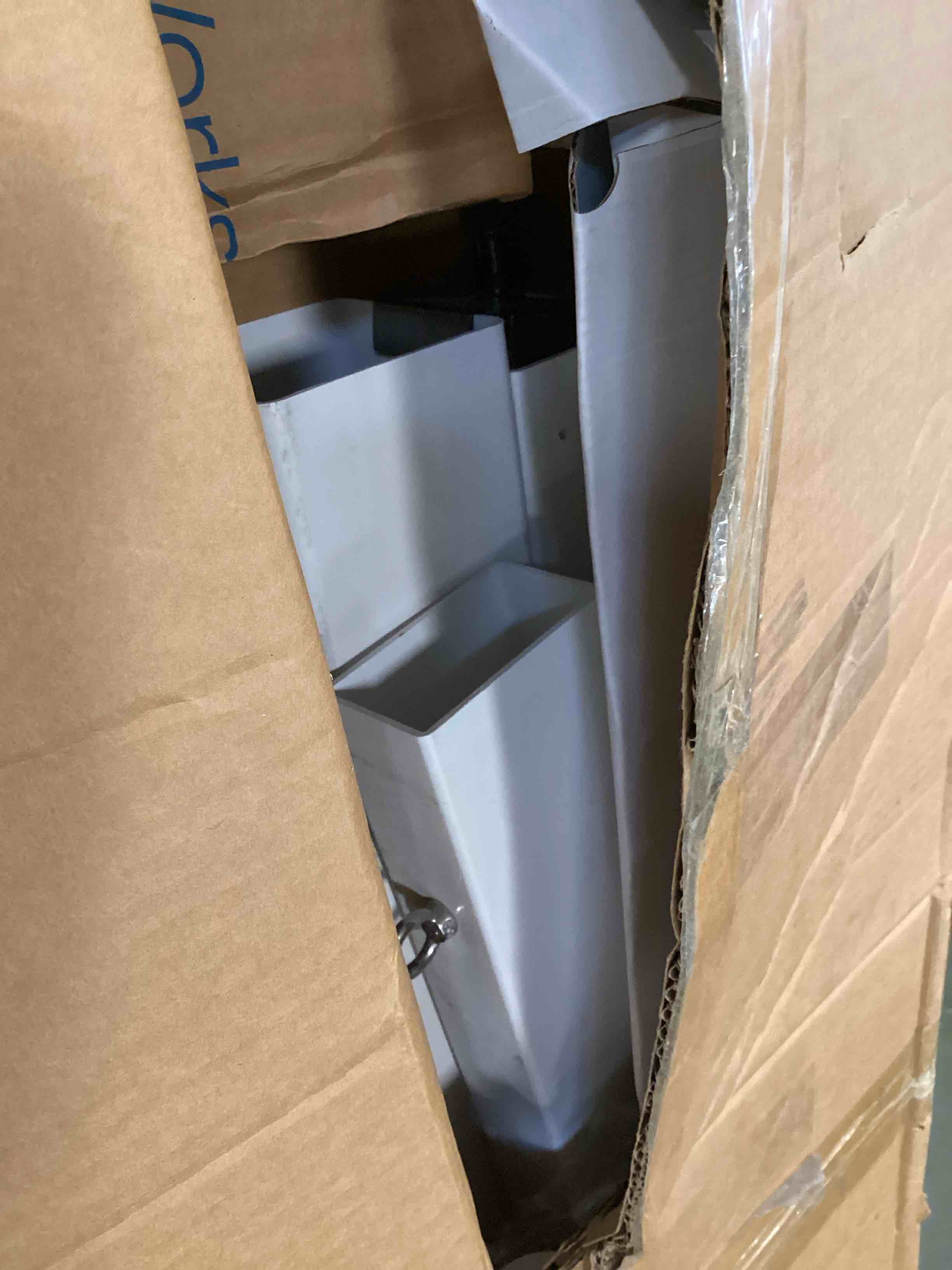 https://s3.amazonaws.com/lotting-images-prod/bidfta/RED6779452_1722428756676.jpeg