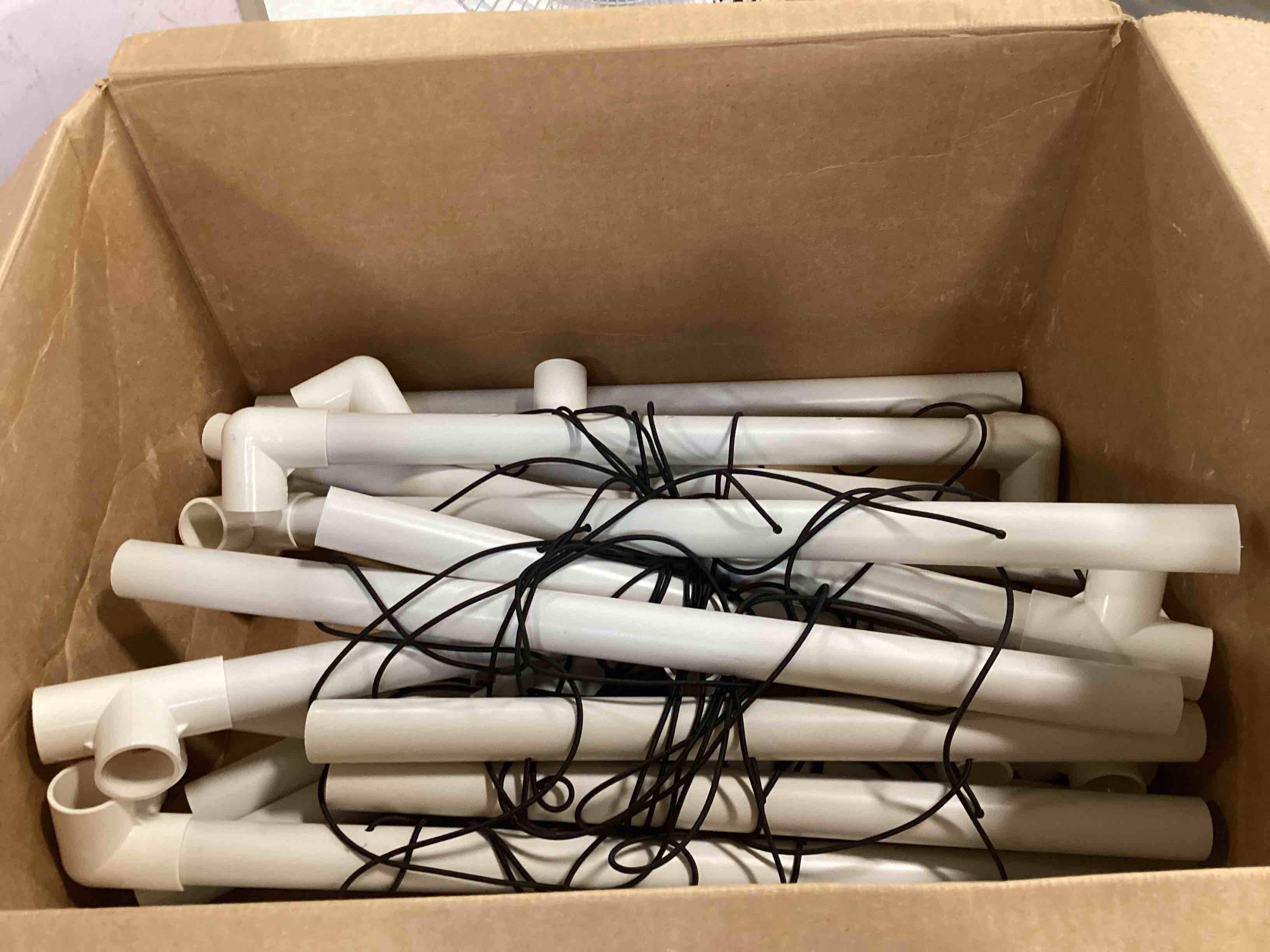 https://s3.amazonaws.com/lotting-images-prod/bidfta/RED6779465_1722430588132.jpeg