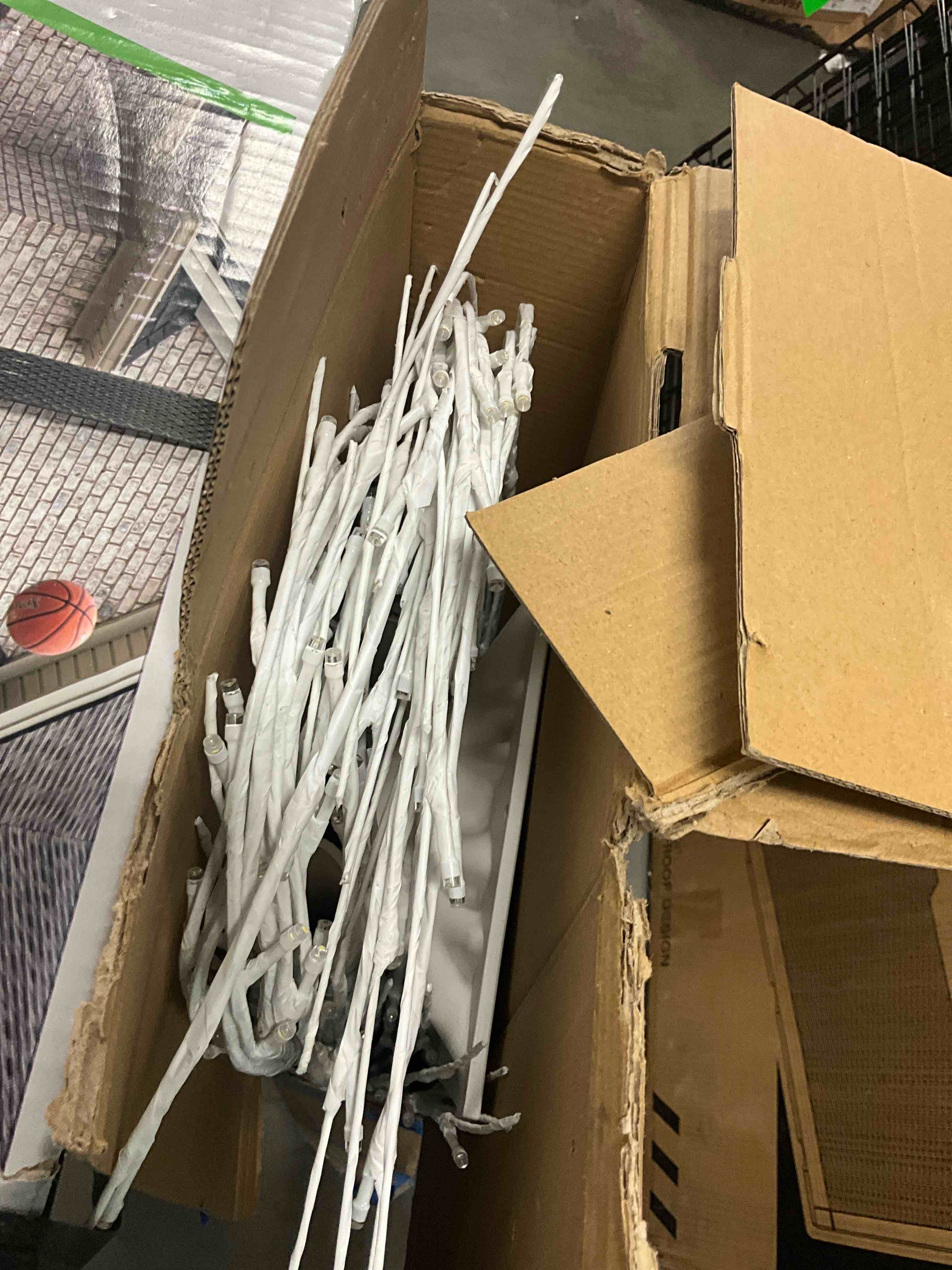 https://s3.amazonaws.com/lotting-images-prod/bidfta/RED6800830_1738680523974.jpeg