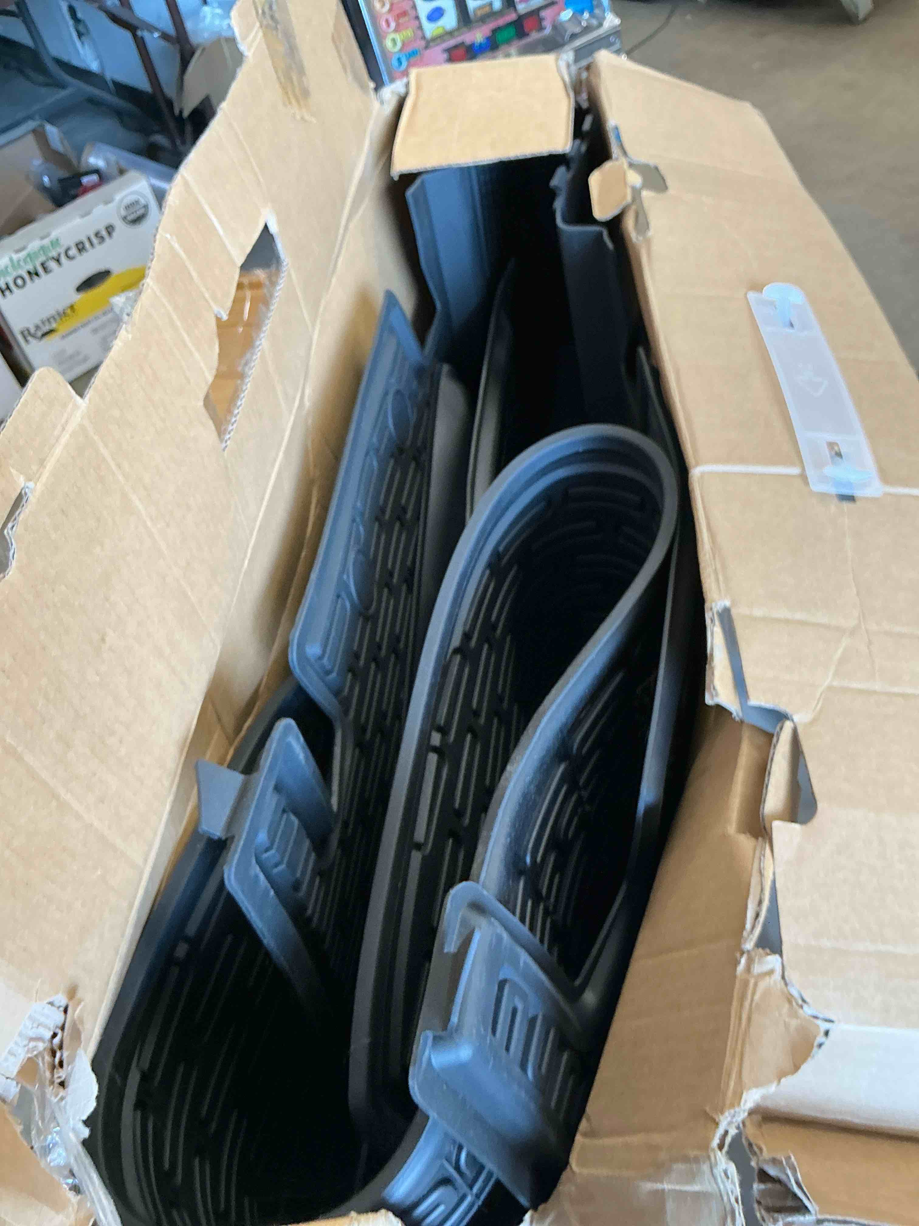 https://s3.amazonaws.com/lotting-images-prod/bidfta/RED6801605_1753213072212.jpeg