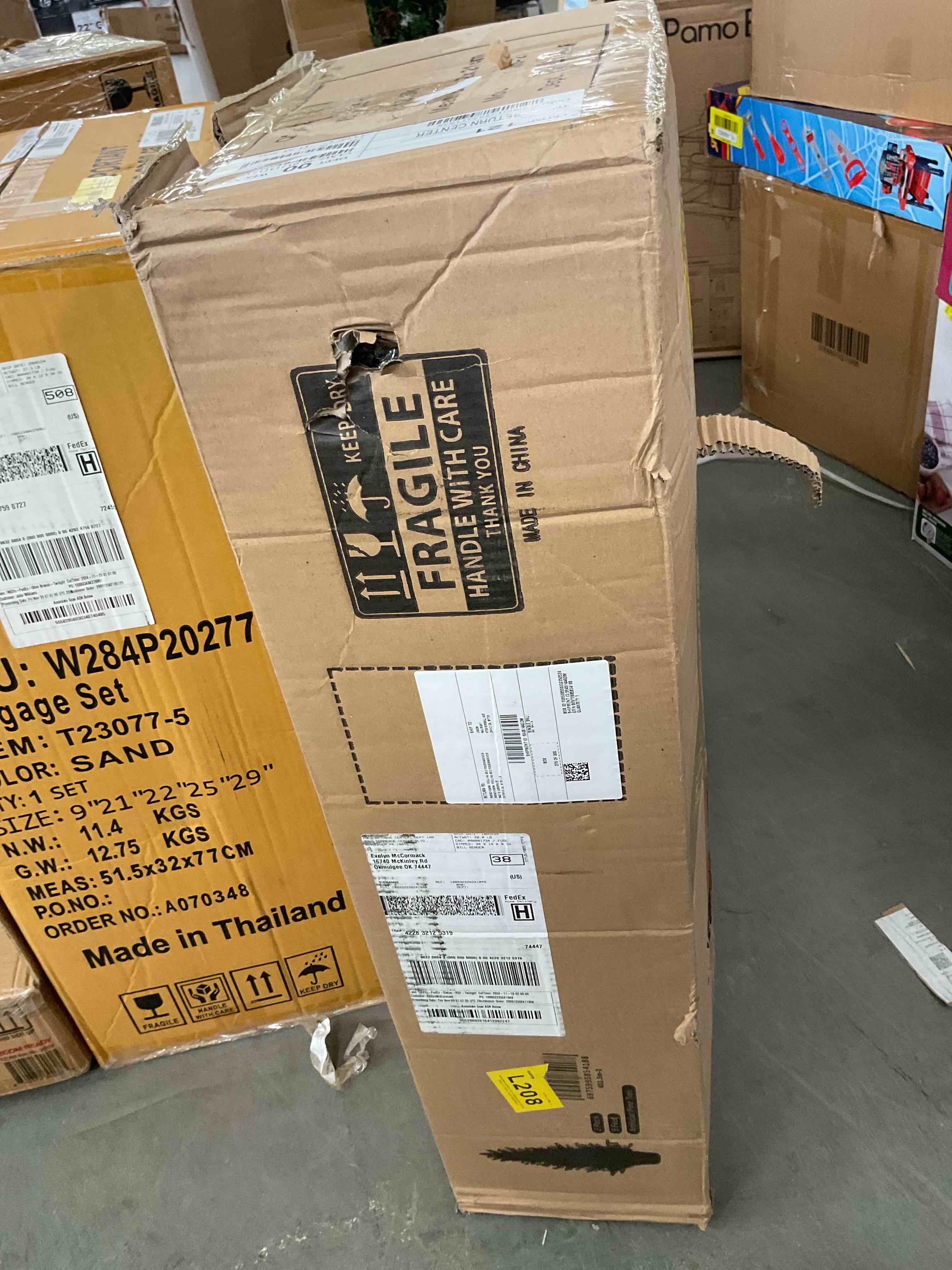 https://s3.amazonaws.com/lotting-images-prod/bidfta/RED6804493_1737821756234.jpeg