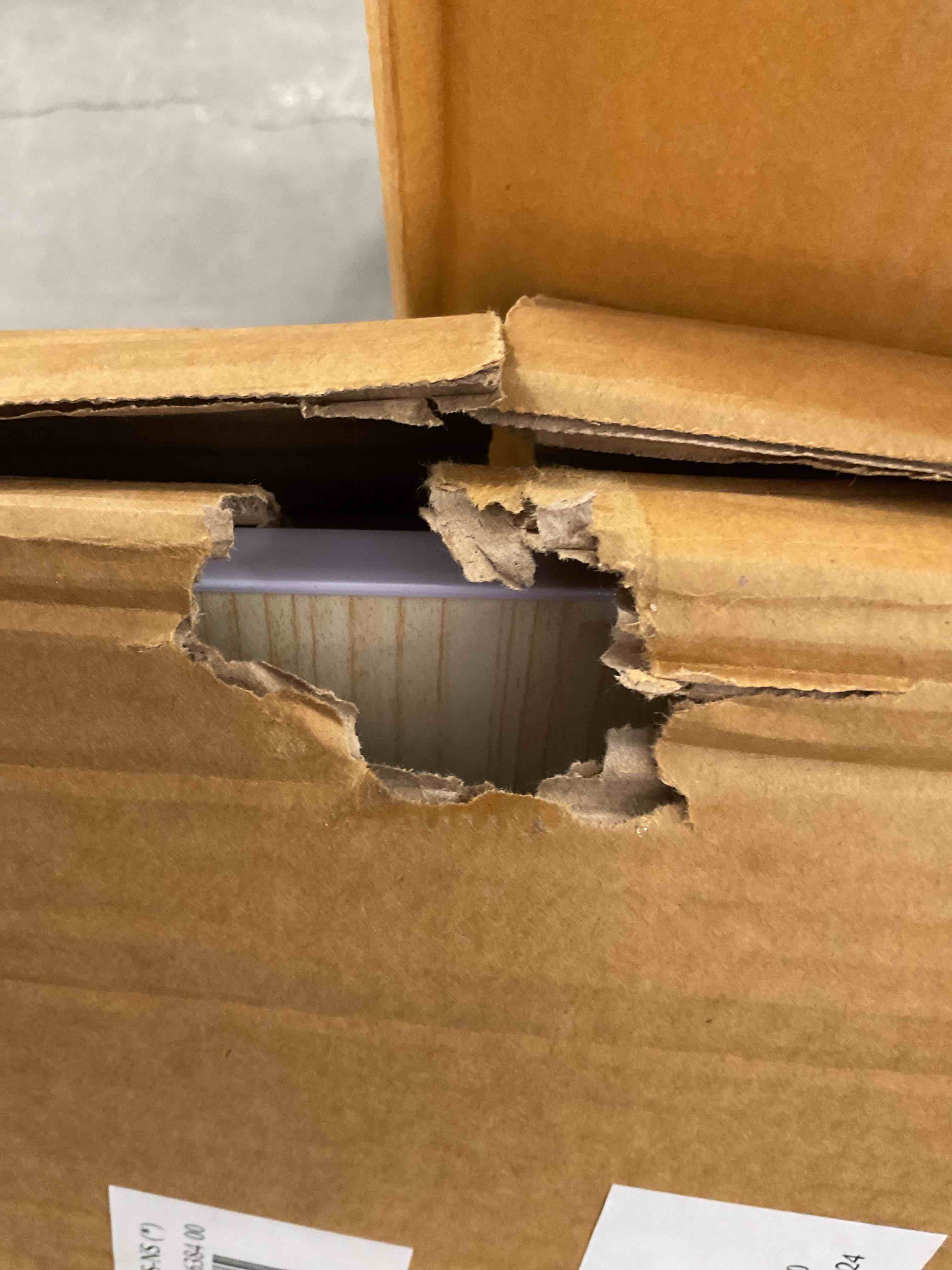 https://s3.amazonaws.com/lotting-images-prod/bidfta/RED6804496_1737822347383.jpeg