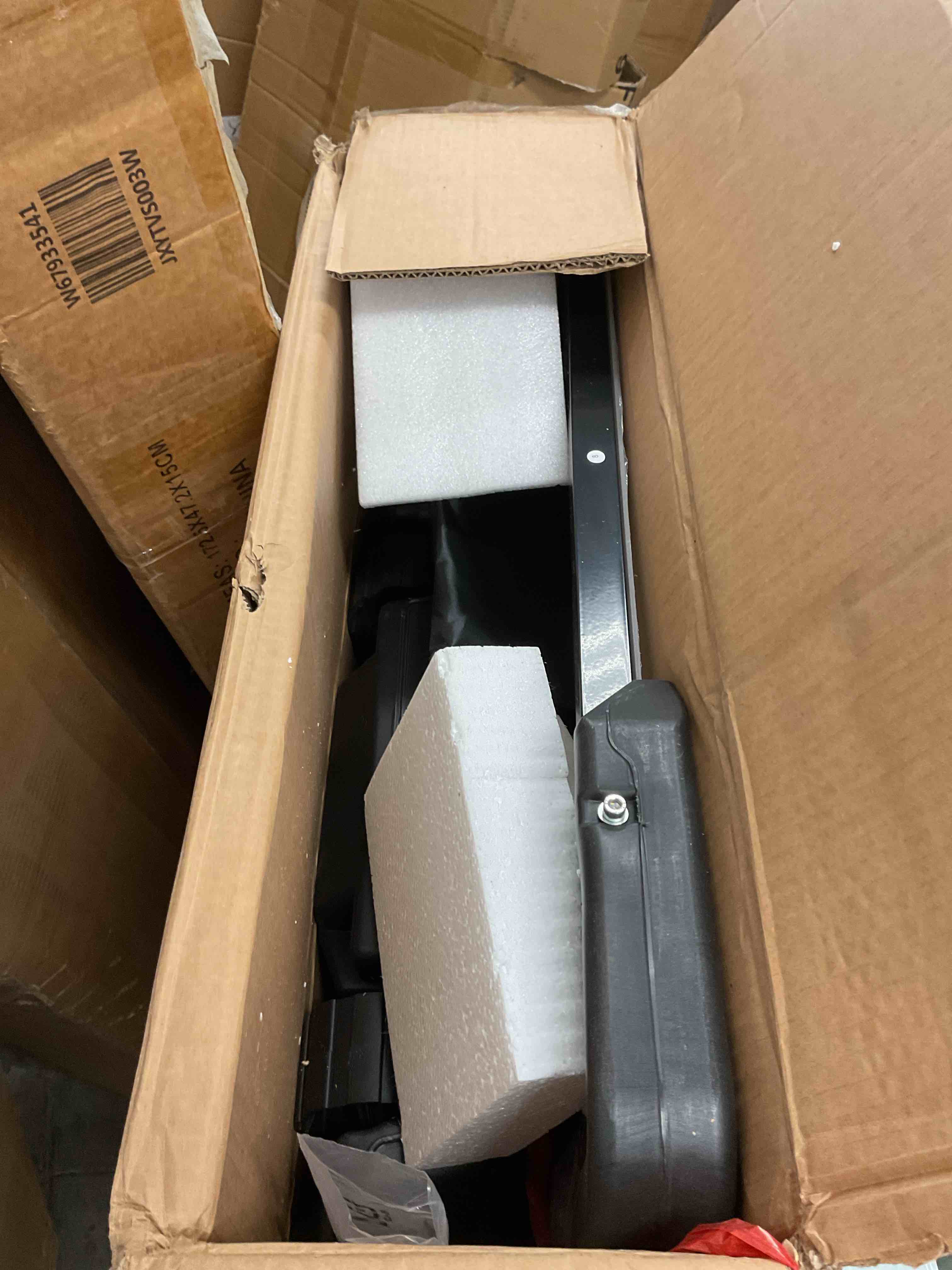 https://s3.amazonaws.com/lotting-images-prod/bidfta/RED6804633_1738074541944.jpeg