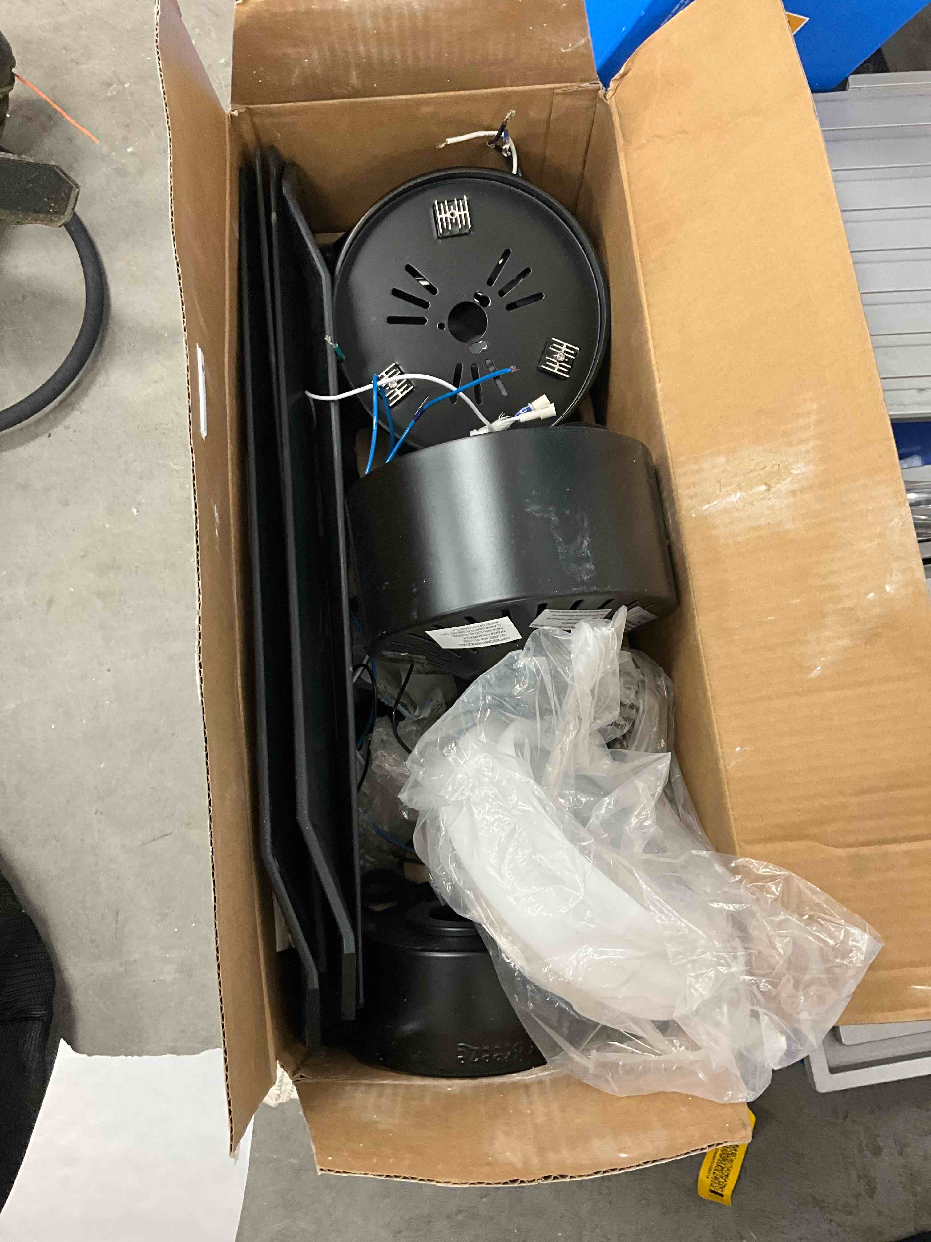 https://s3.amazonaws.com/lotting-images-prod/bidfta/RED6822755_1733234580840.jpeg
