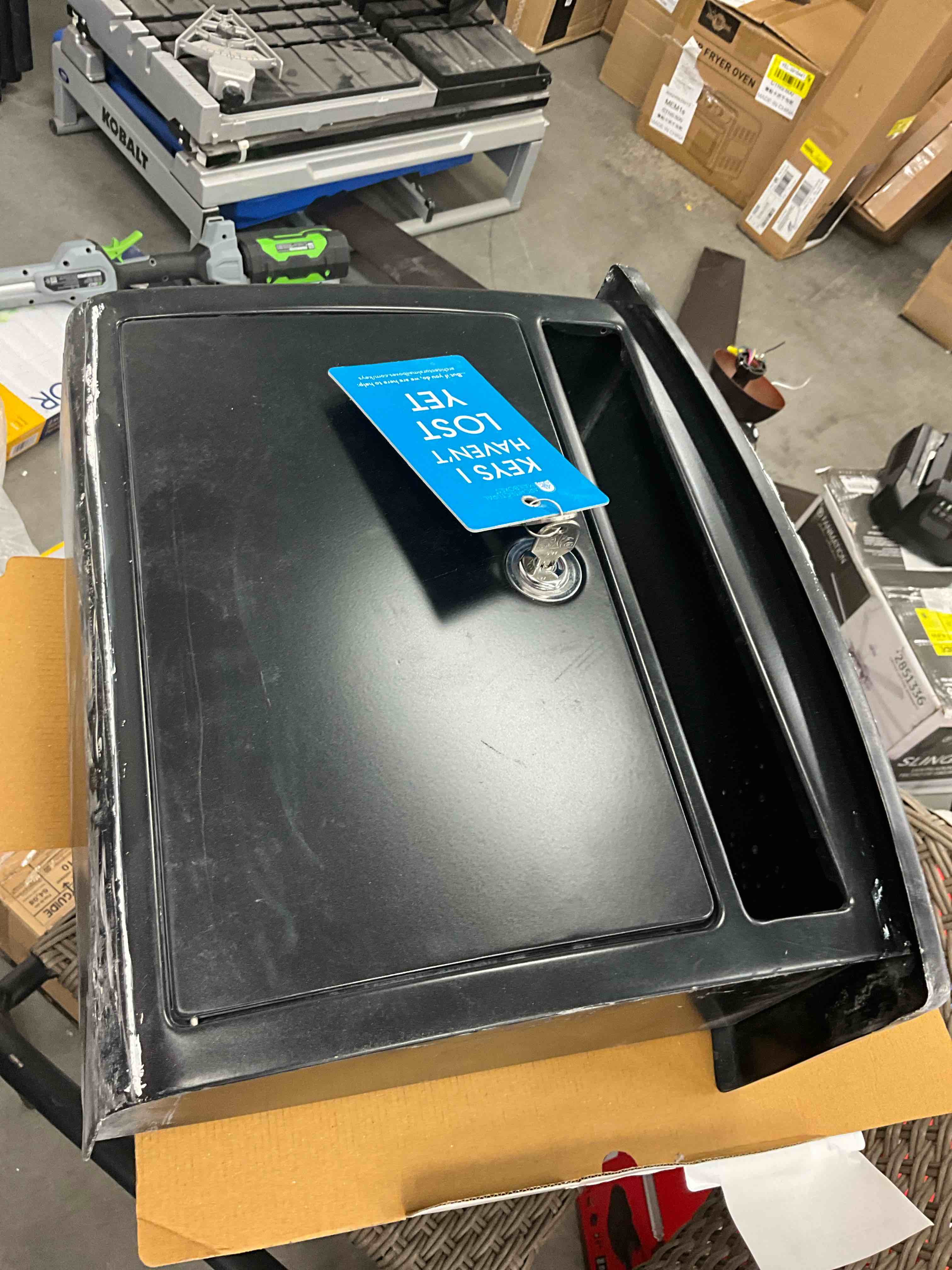 https://s3.amazonaws.com/lotting-images-prod/bidfta/RED6822758_1733235180866.jpeg