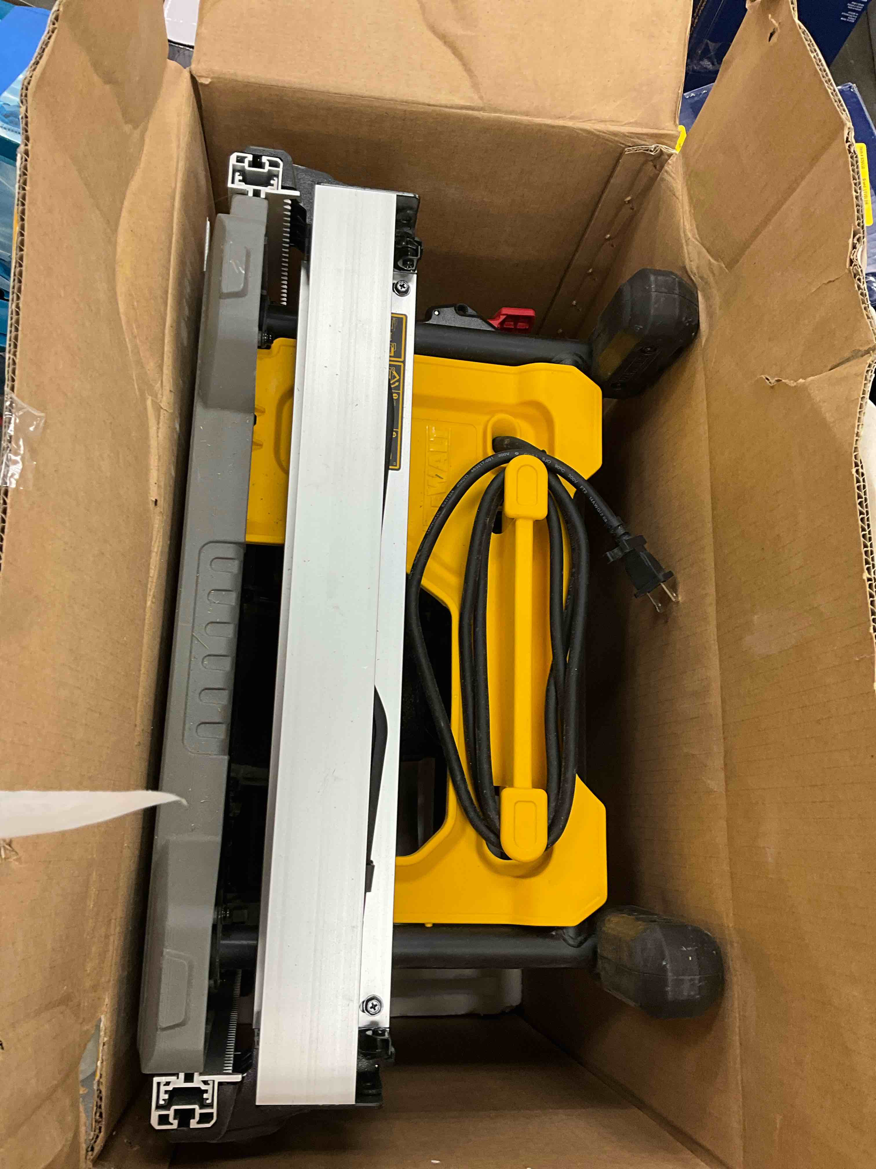 https://s3.amazonaws.com/lotting-images-prod/bidfta/RED6822810_1733247567656.jpeg