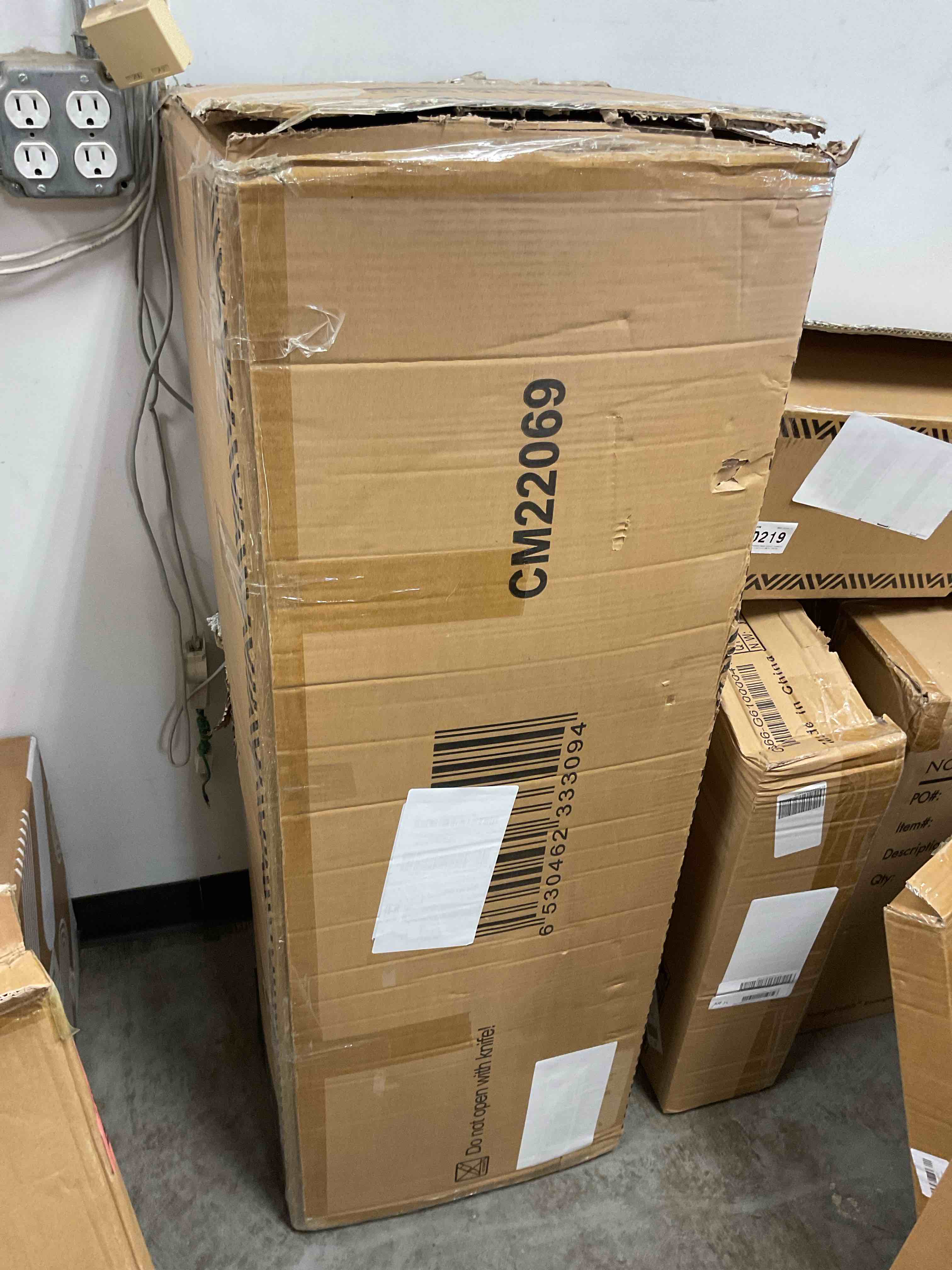 https://s3.amazonaws.com/lotting-images-prod/bidfta/RED6822921_1733428160600.jpeg