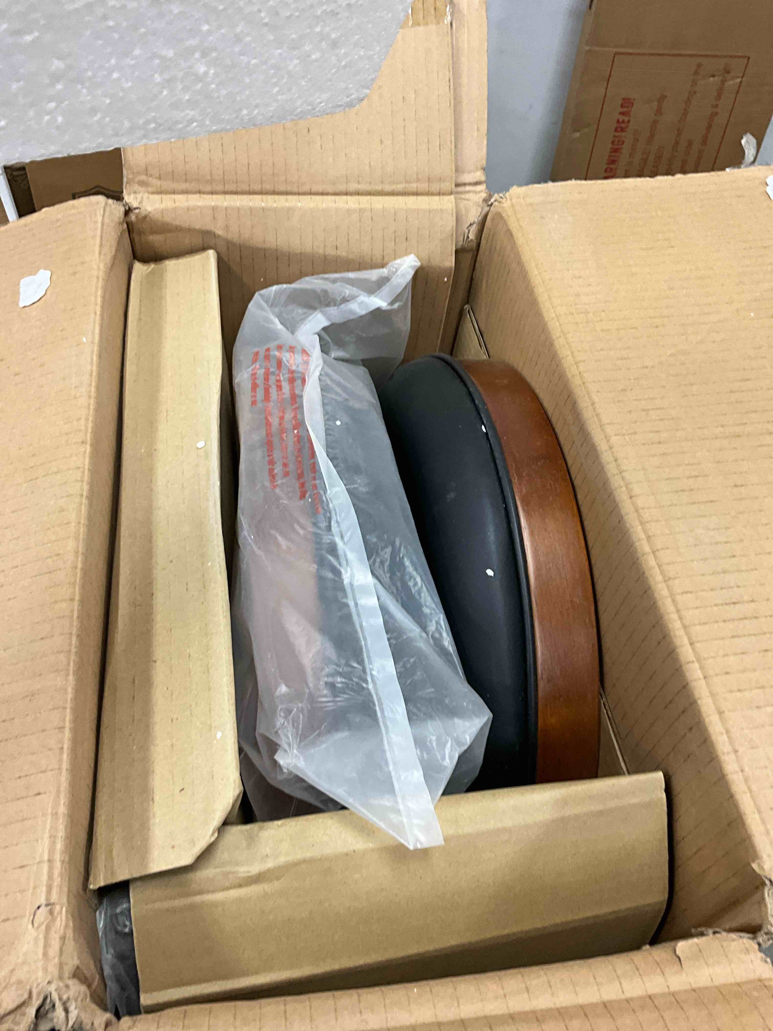 https://s3.amazonaws.com/lotting-images-prod/bidfta/RED6823558_1734697480529.jpeg