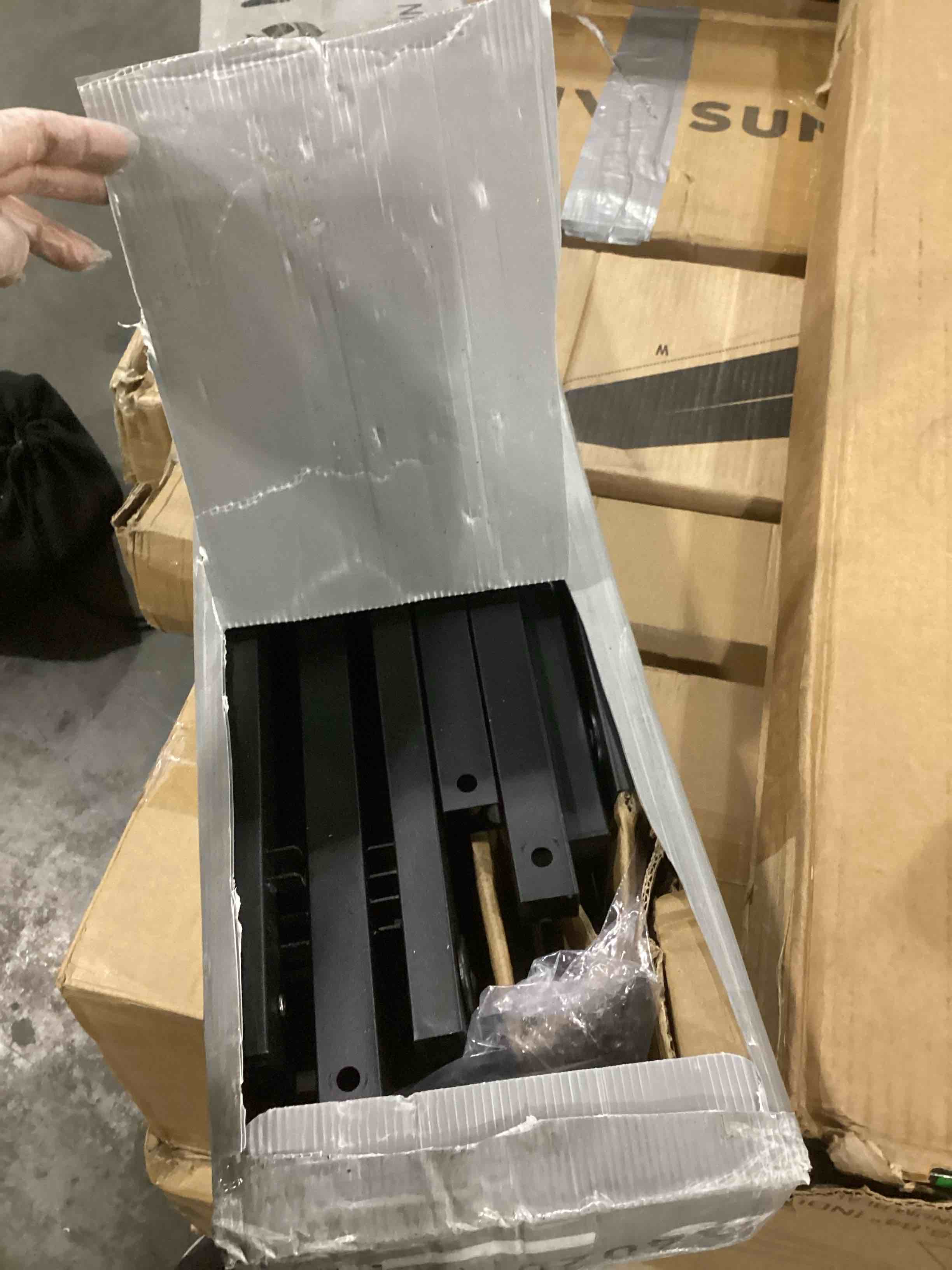 https://s3.amazonaws.com/lotting-images-prod/bidfta/RED6824282_1729876830788.jpeg