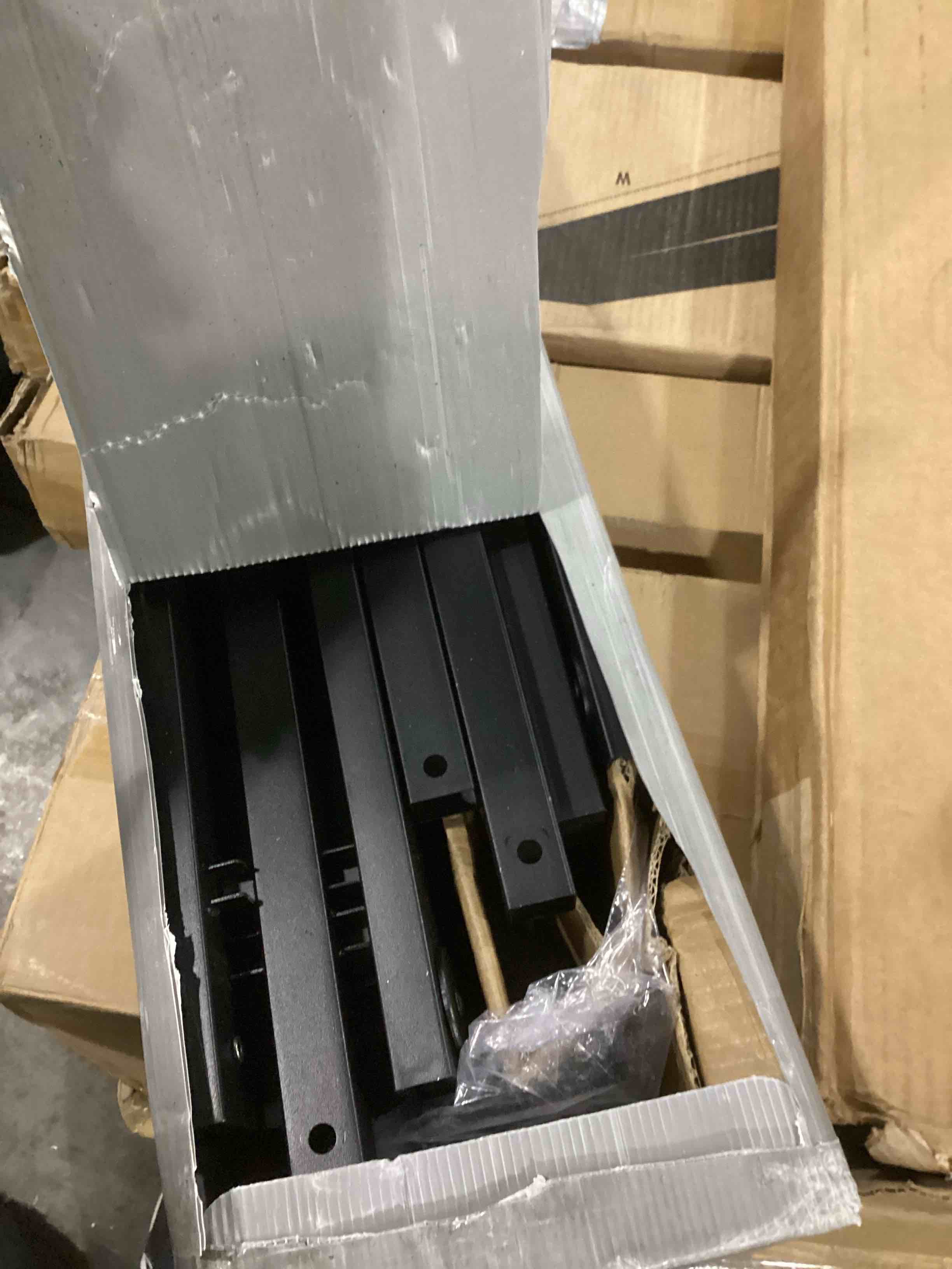 https://s3.amazonaws.com/lotting-images-prod/bidfta/RED6824282_1729876833139.jpeg