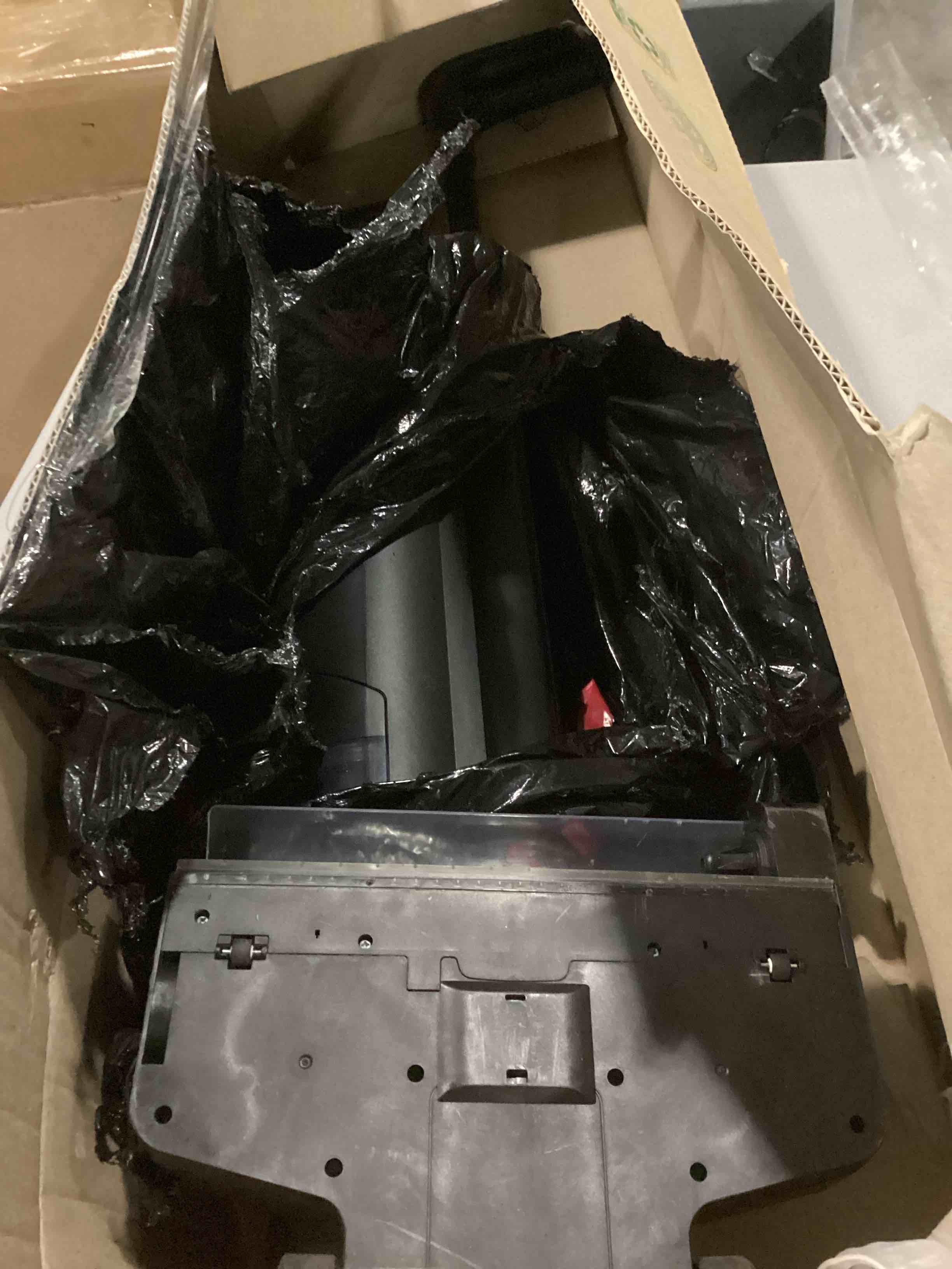 https://s3.amazonaws.com/lotting-images-prod/bidfta/RED6824294_1729879000477.jpeg