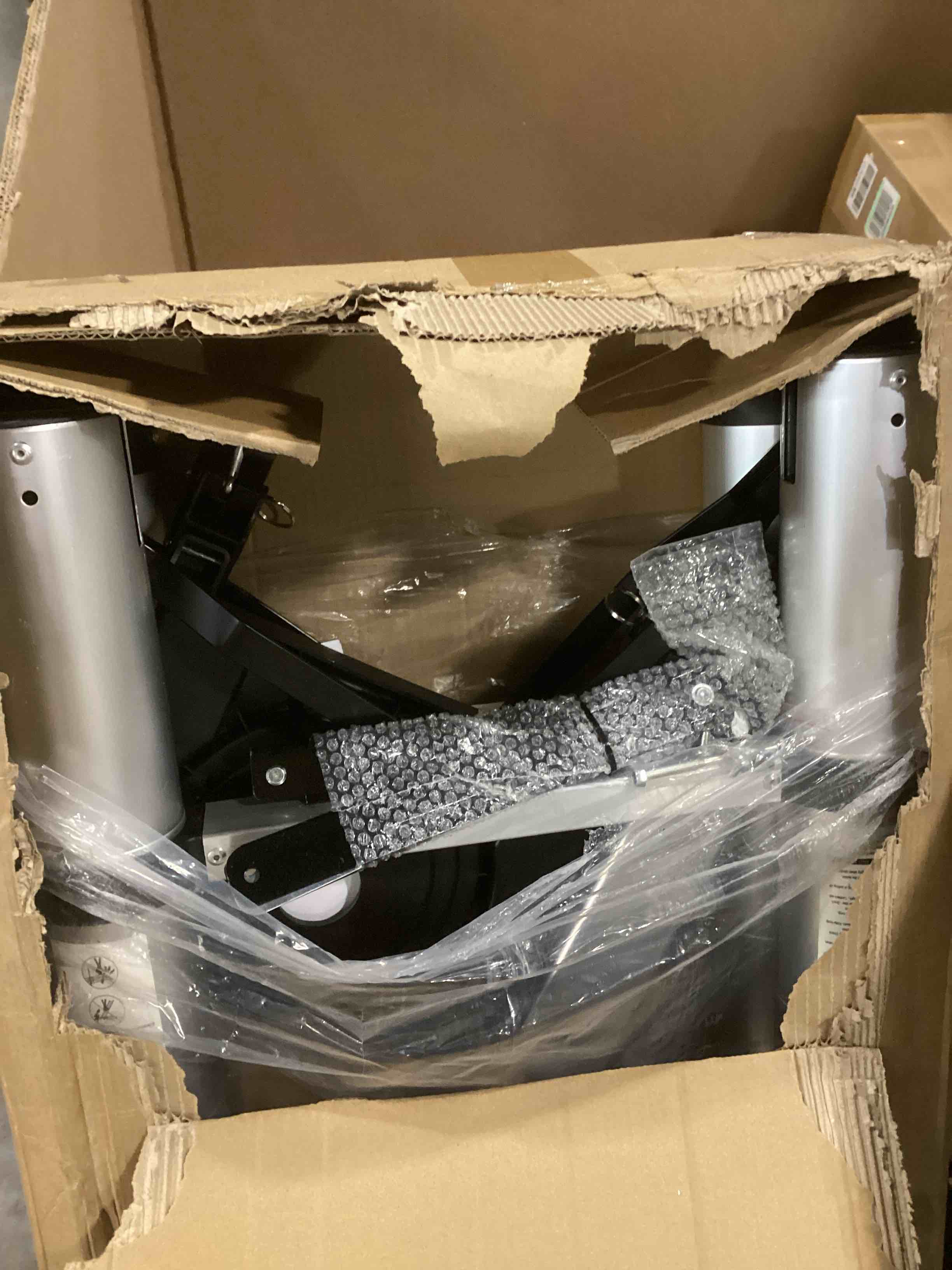 https://s3.amazonaws.com/lotting-images-prod/bidfta/RED6824451_1730141191174.jpeg