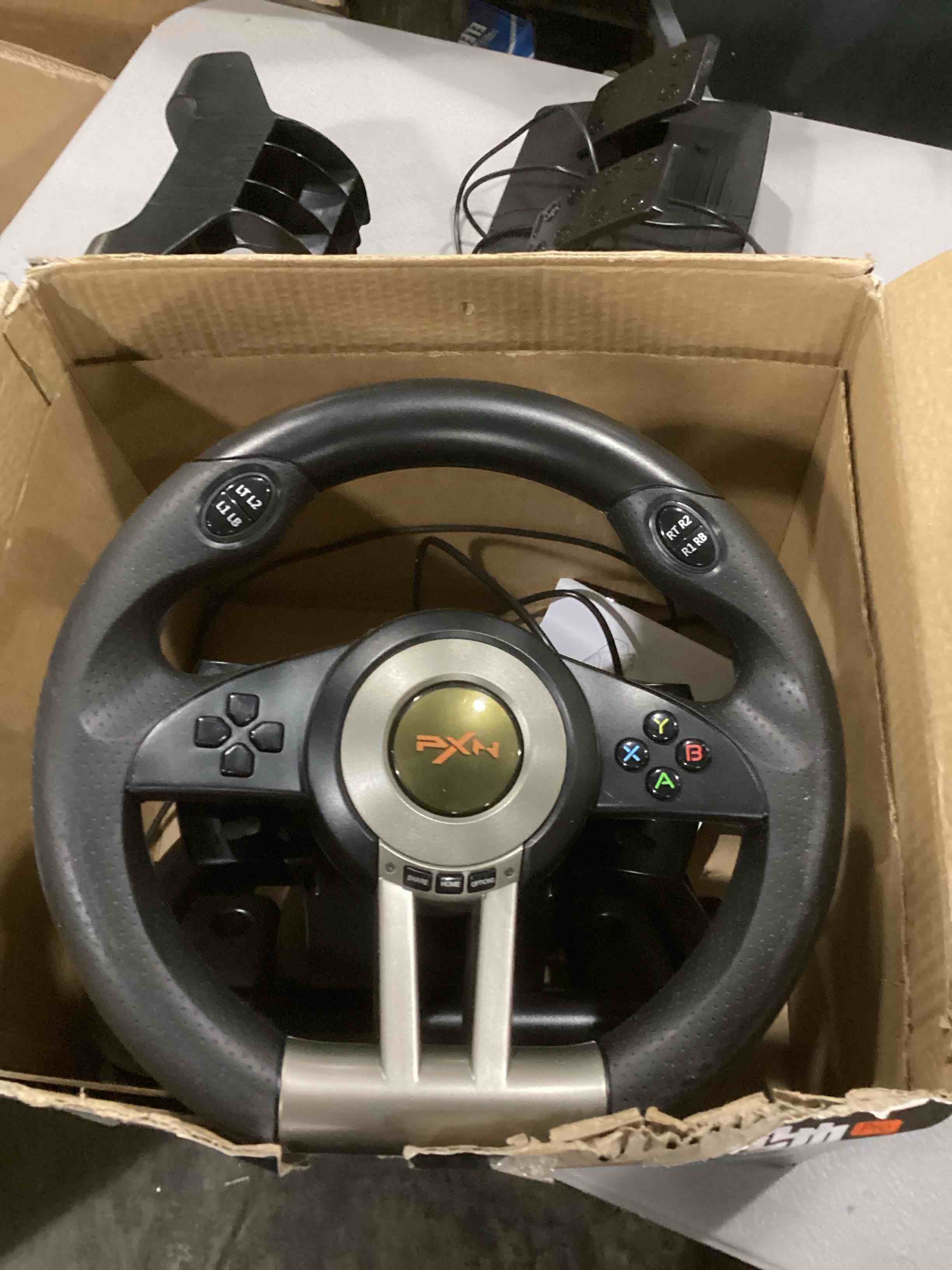 https://s3.amazonaws.com/lotting-images-prod/bidfta/RED6824532_1730212579316.jpeg