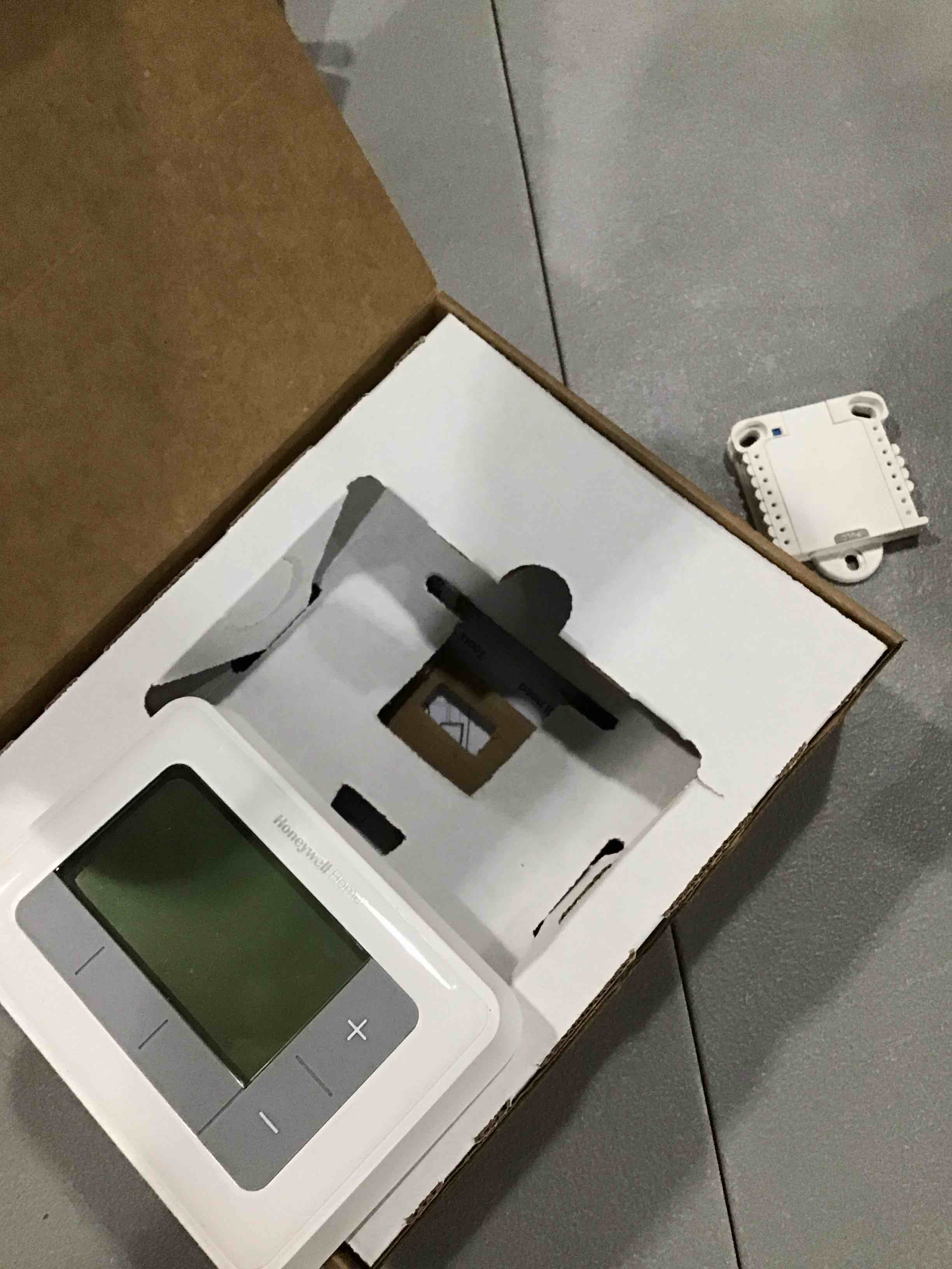 https://s3.amazonaws.com/lotting-images-prod/bidfta/RED6825078_1730487137042.jpeg