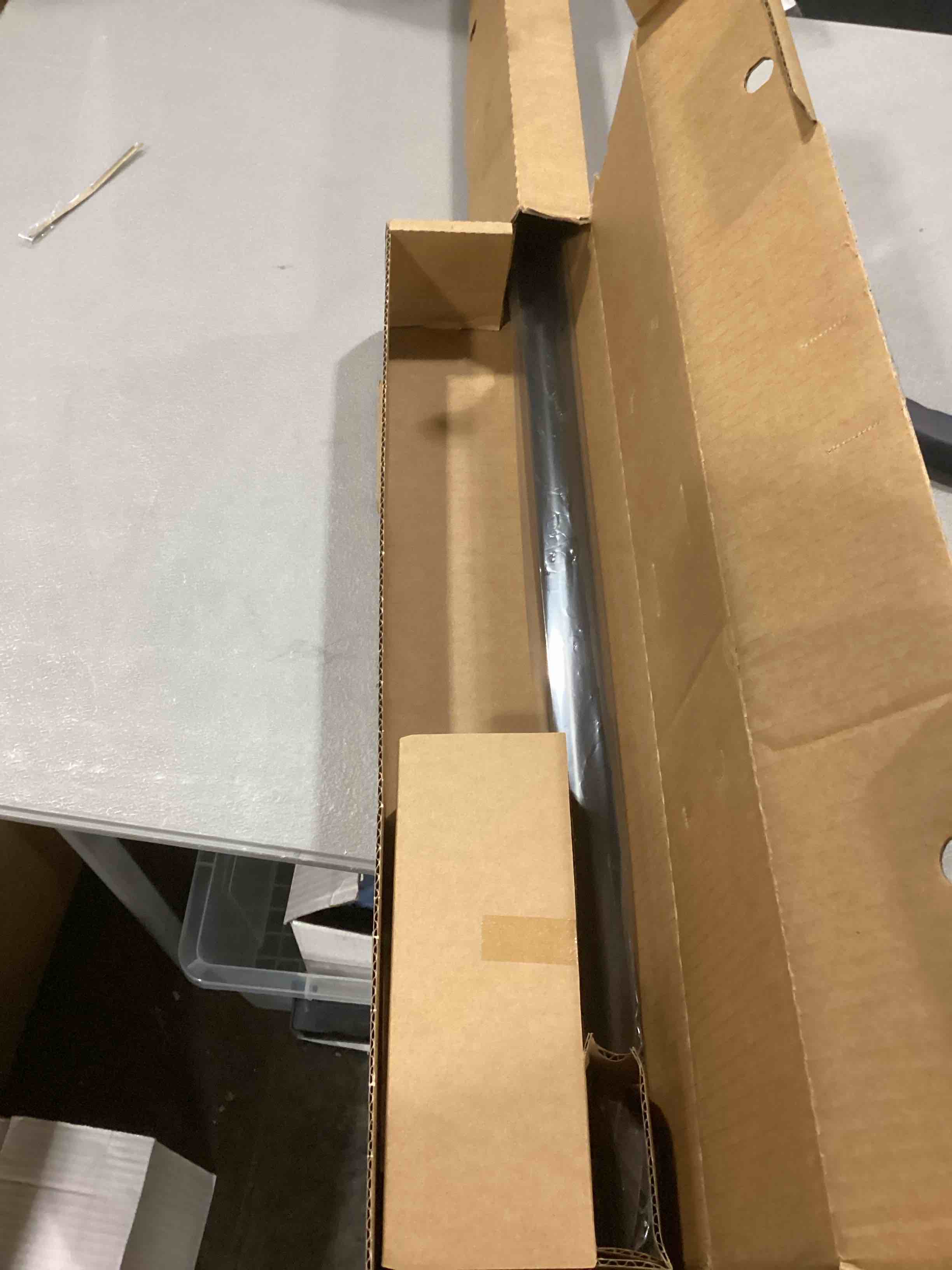https://s3.amazonaws.com/lotting-images-prod/bidfta/RED6825143_1730557893644.jpeg