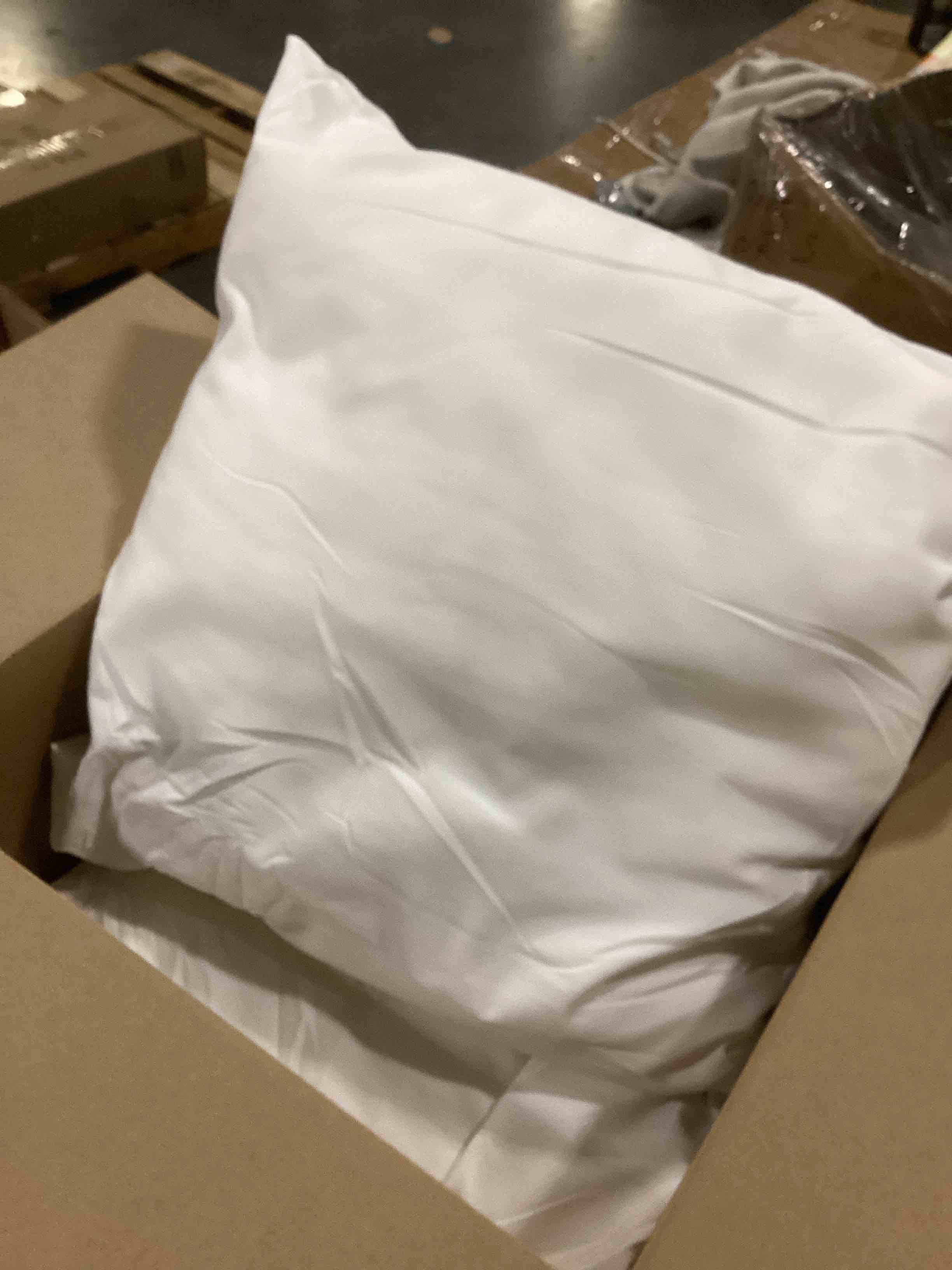 https://s3.amazonaws.com/lotting-images-prod/bidfta/RED6825170_1730560773779.jpeg