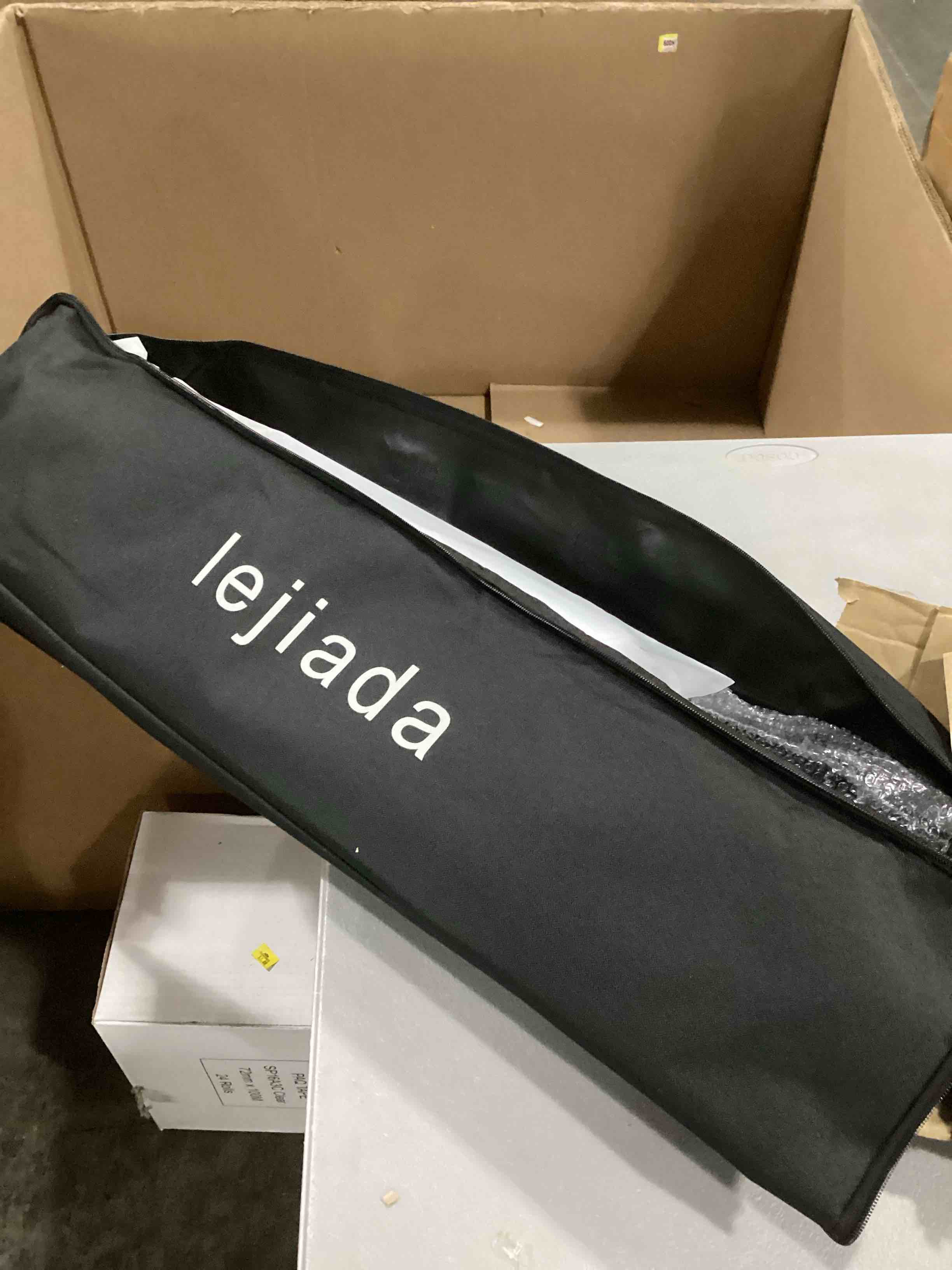https://s3.amazonaws.com/lotting-images-prod/bidfta/RED6828870_1730988664785.jpeg