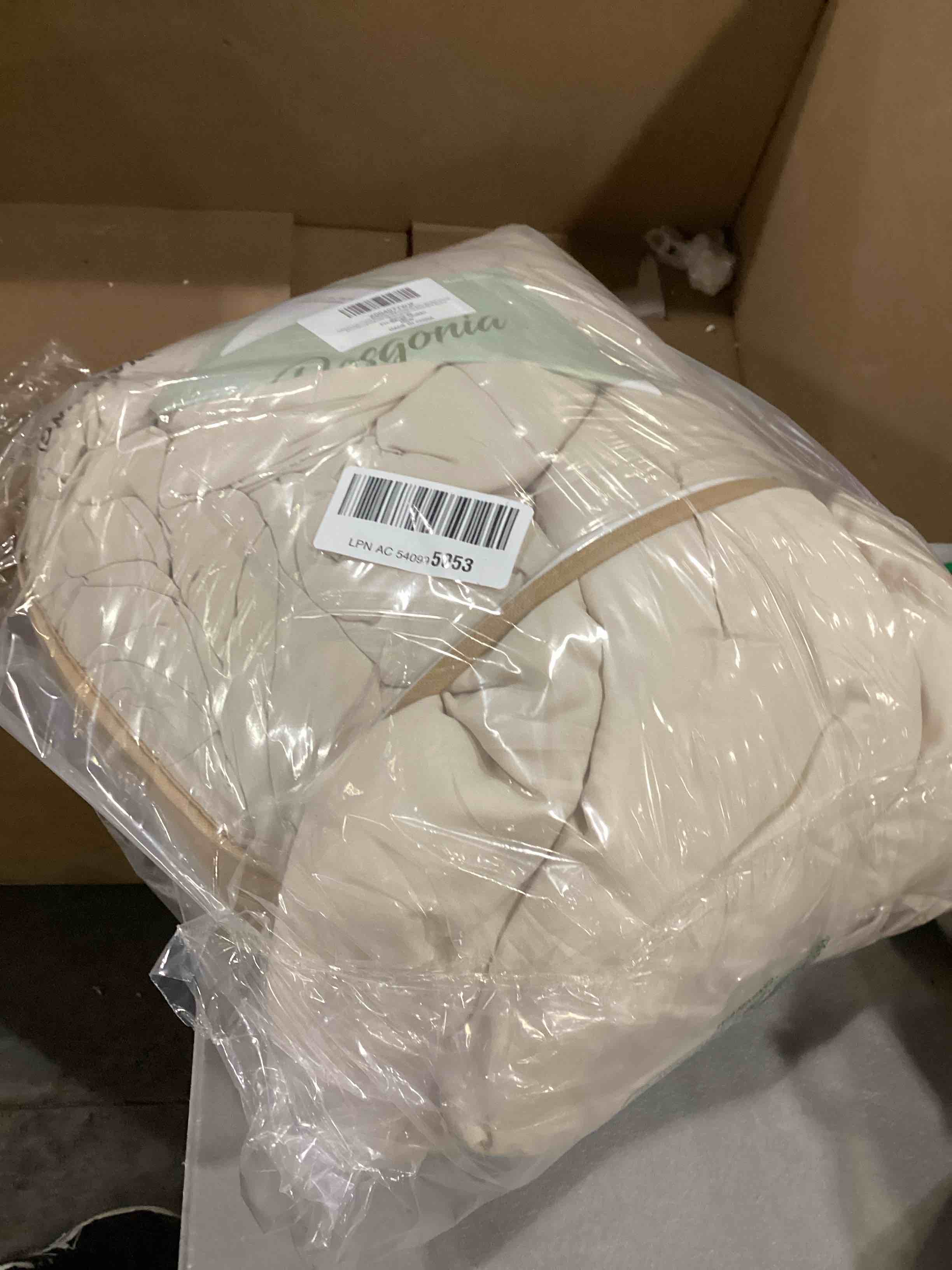 https://s3.amazonaws.com/lotting-images-prod/bidfta/RED6829910_1731692523182.jpeg