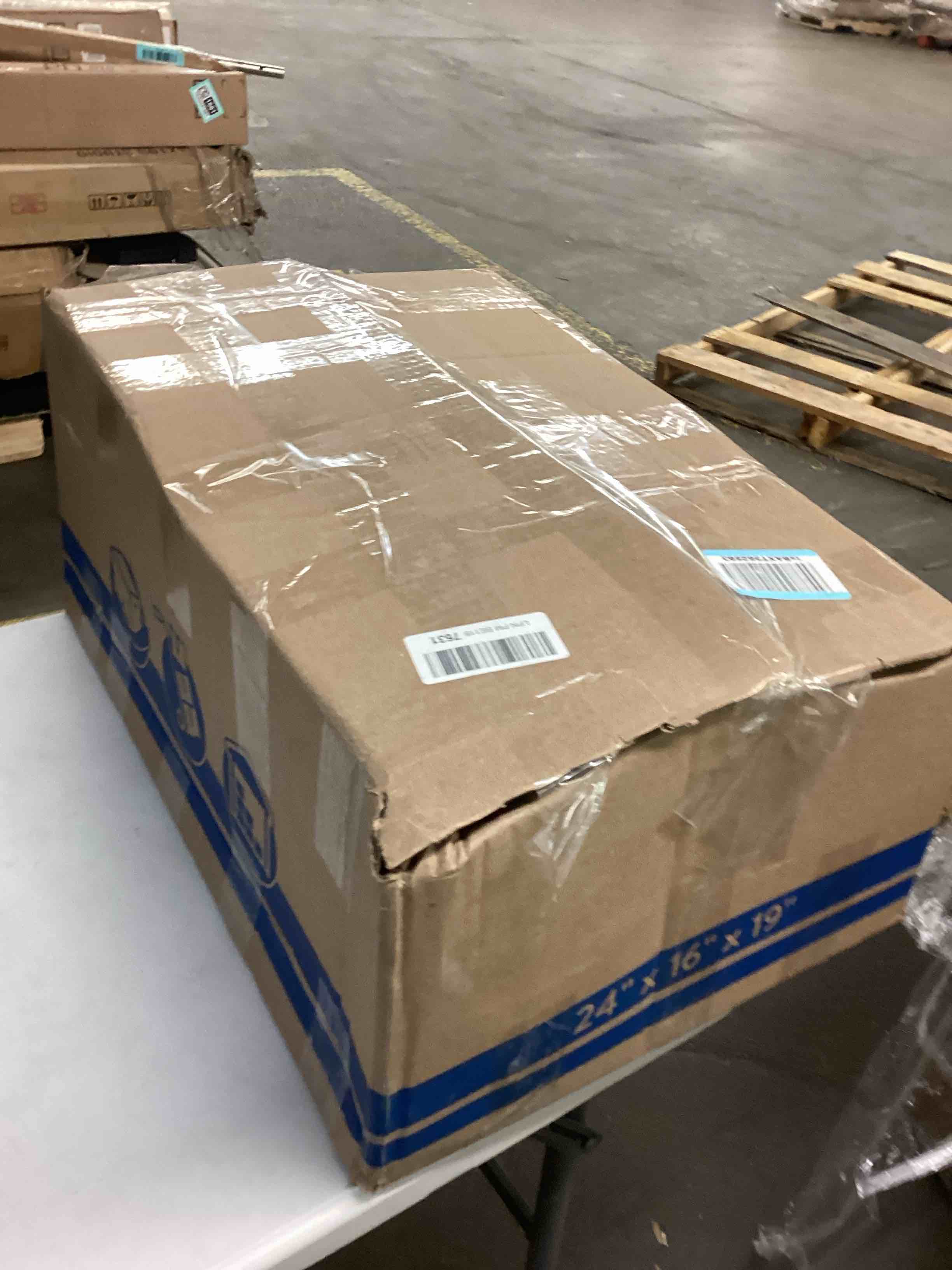 https://s3.amazonaws.com/lotting-images-prod/bidfta/RED6830087_1730397892740.jpeg