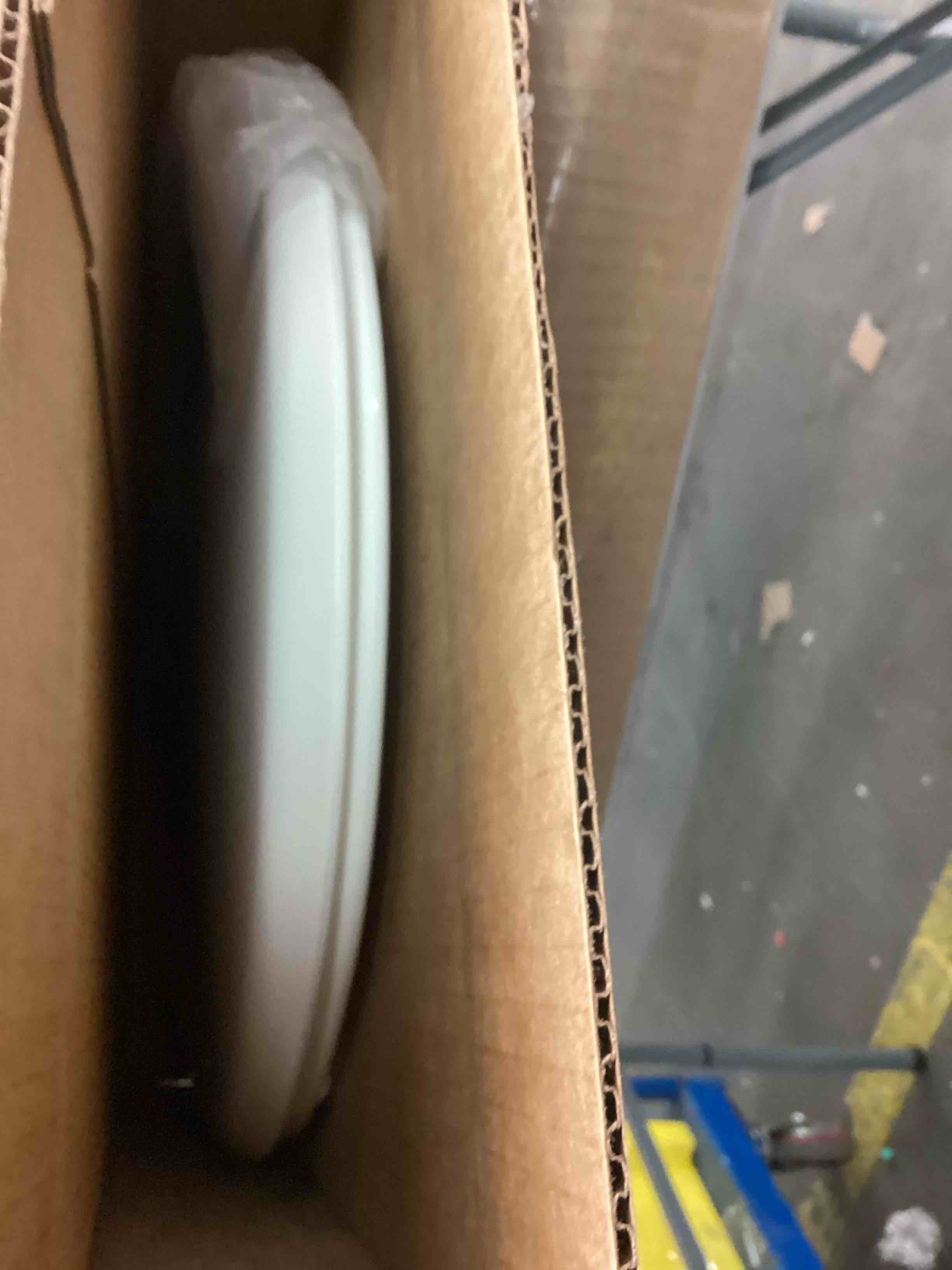 https://s3.amazonaws.com/lotting-images-prod/bidfta/RED6830104_1730402527113.jpeg