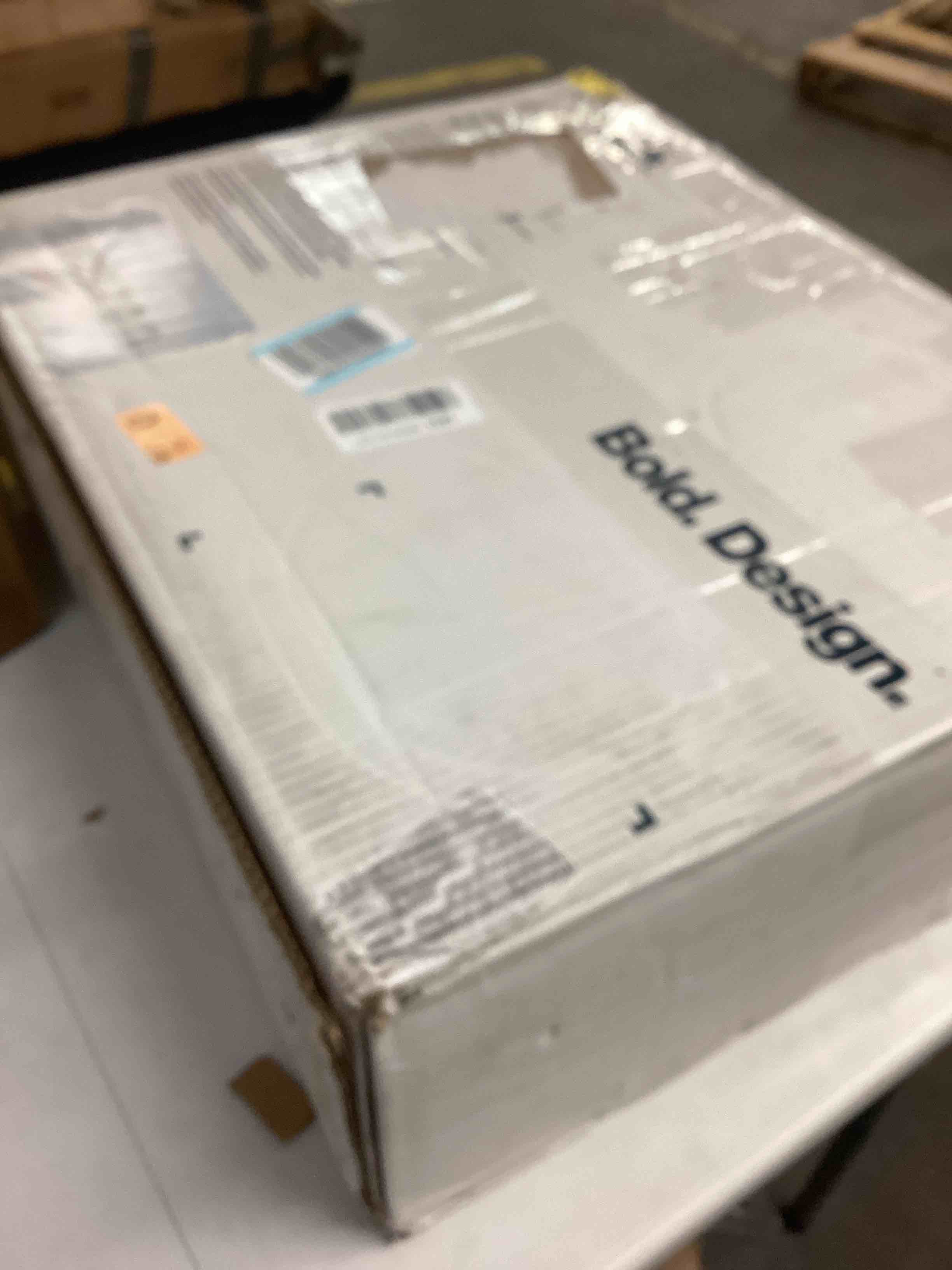 https://s3.amazonaws.com/lotting-images-prod/bidfta/RED6830123_1730410409840.jpeg