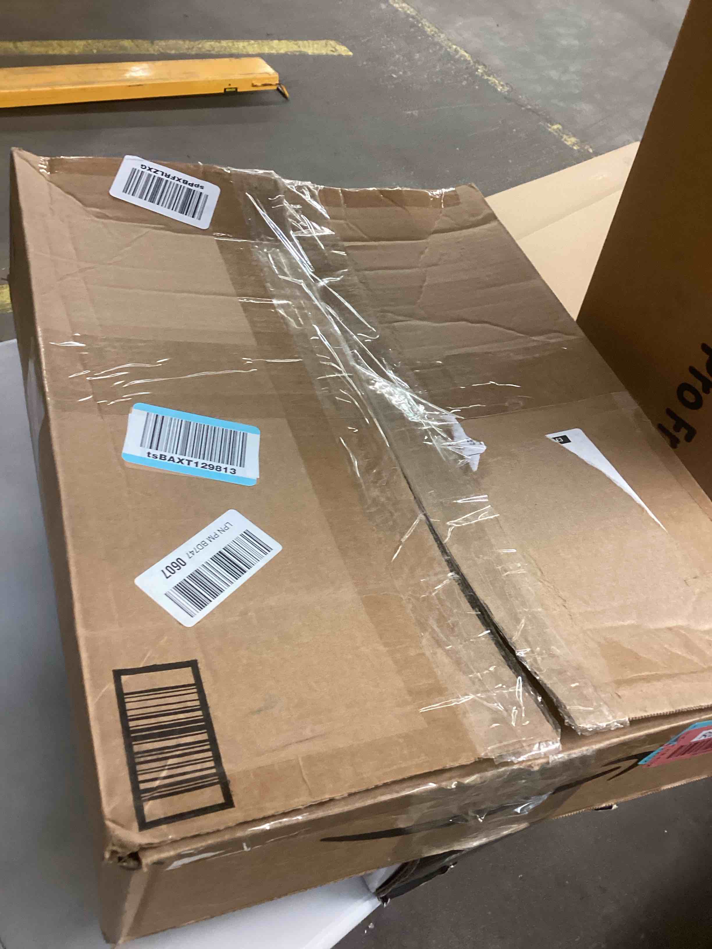 https://s3.amazonaws.com/lotting-images-prod/bidfta/RED6830690_1730232434213.jpeg