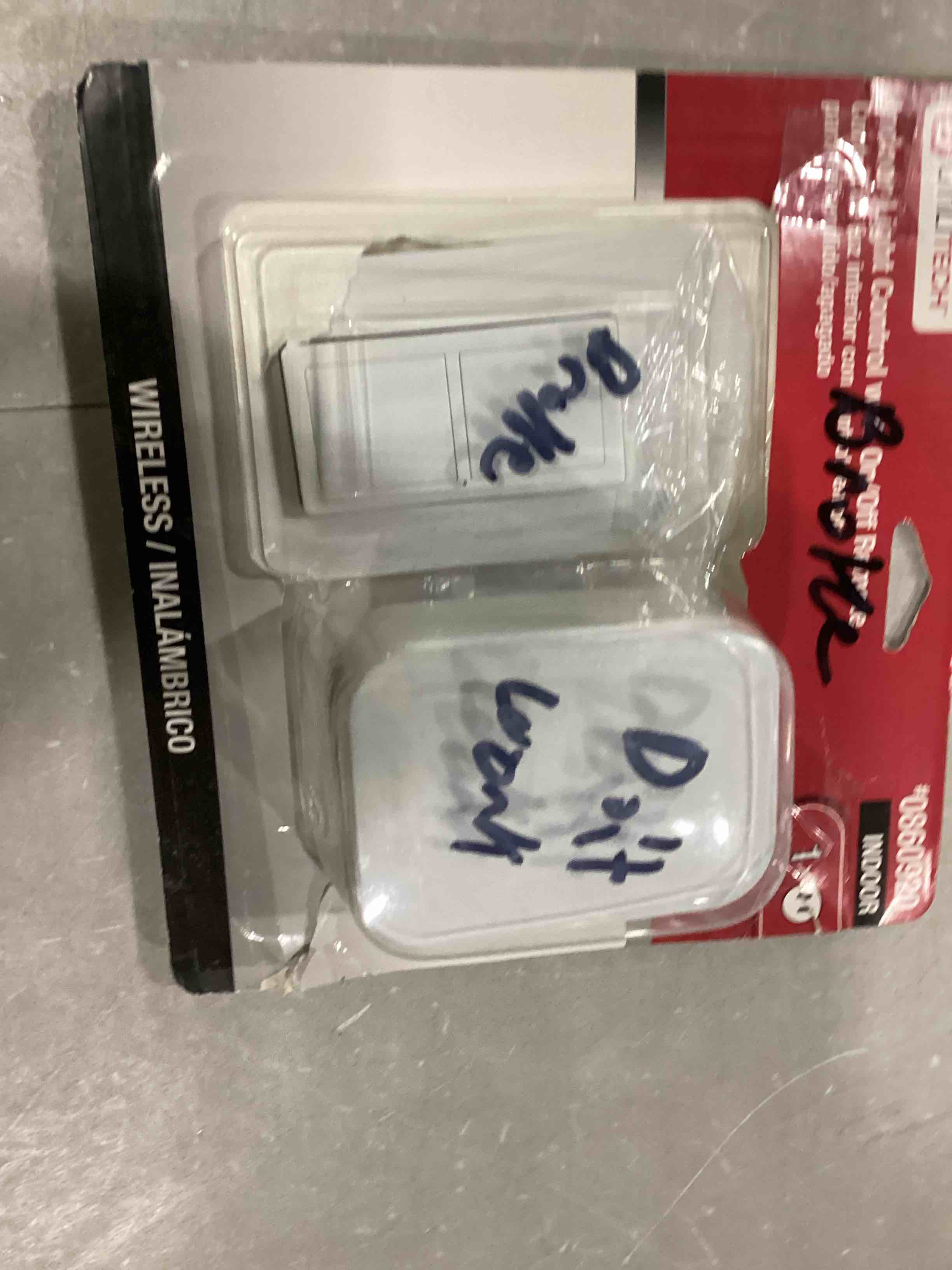 https://s3.amazonaws.com/lotting-images-prod/bidfta/RED6833007_1730473890998.jpeg