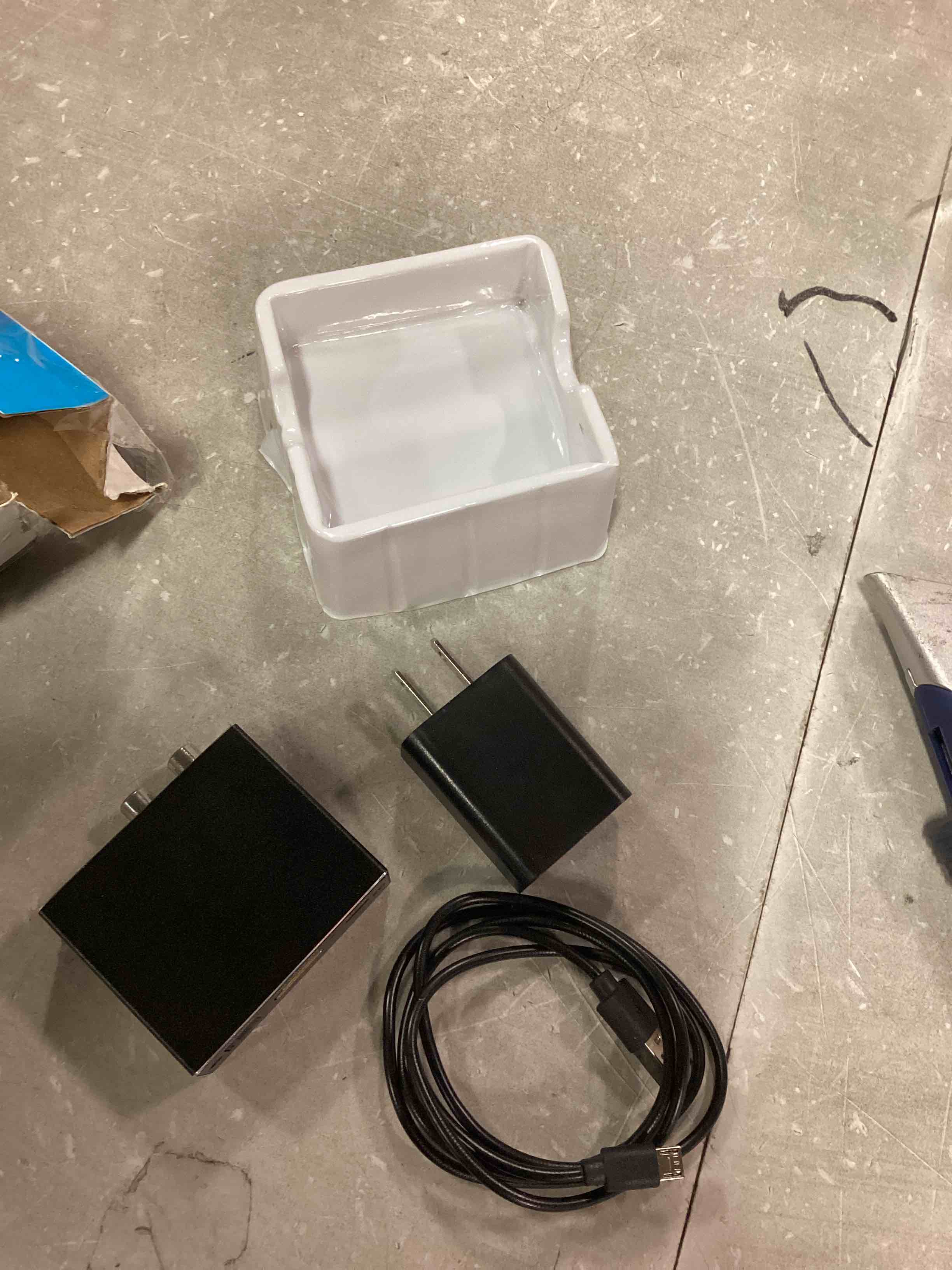 https://s3.amazonaws.com/lotting-images-prod/bidfta/RED6836114_1721693914732.jpeg