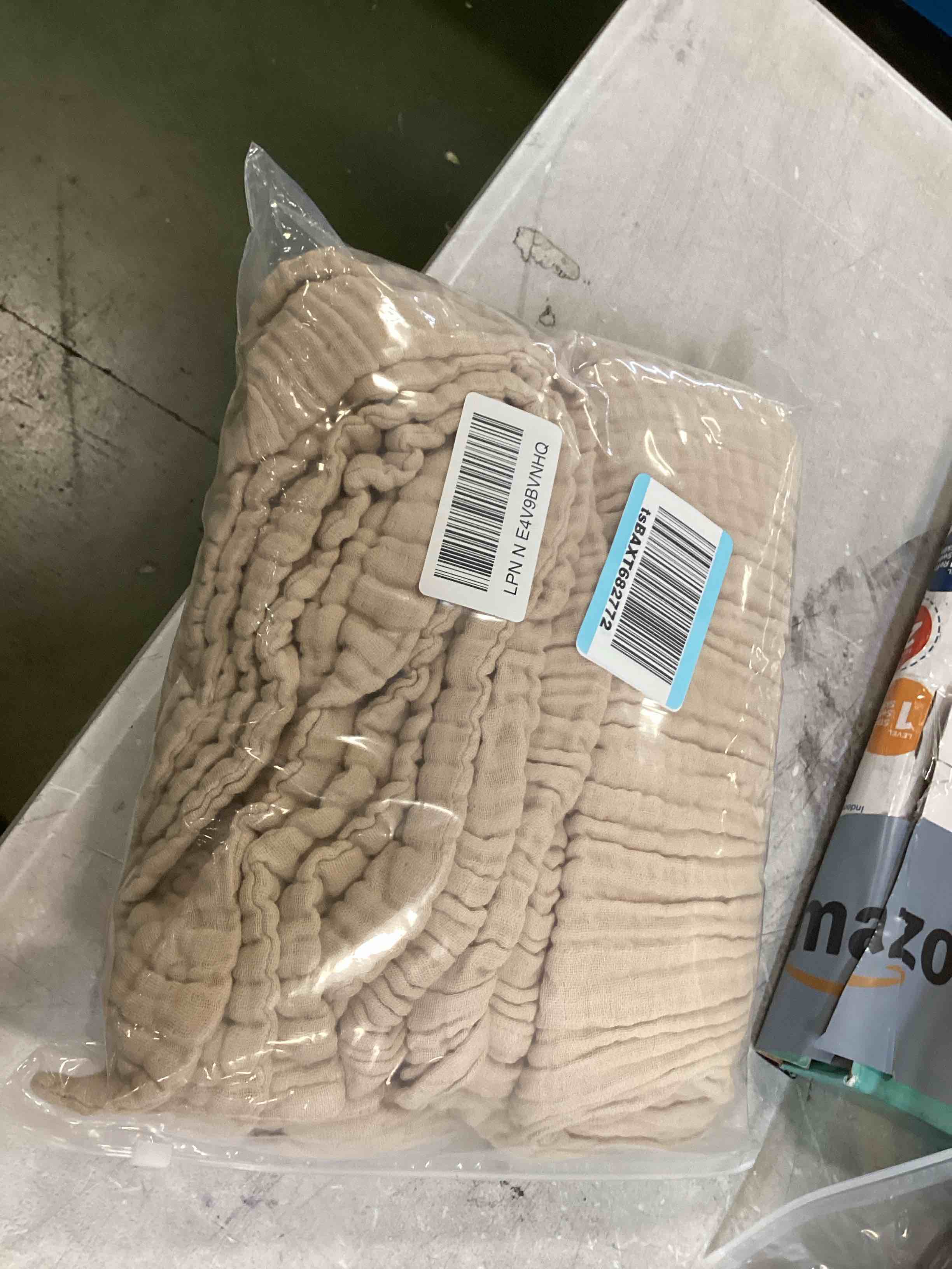 https://s3.amazonaws.com/lotting-images-prod/bidfta/RED6837765_1721831021878.jpeg