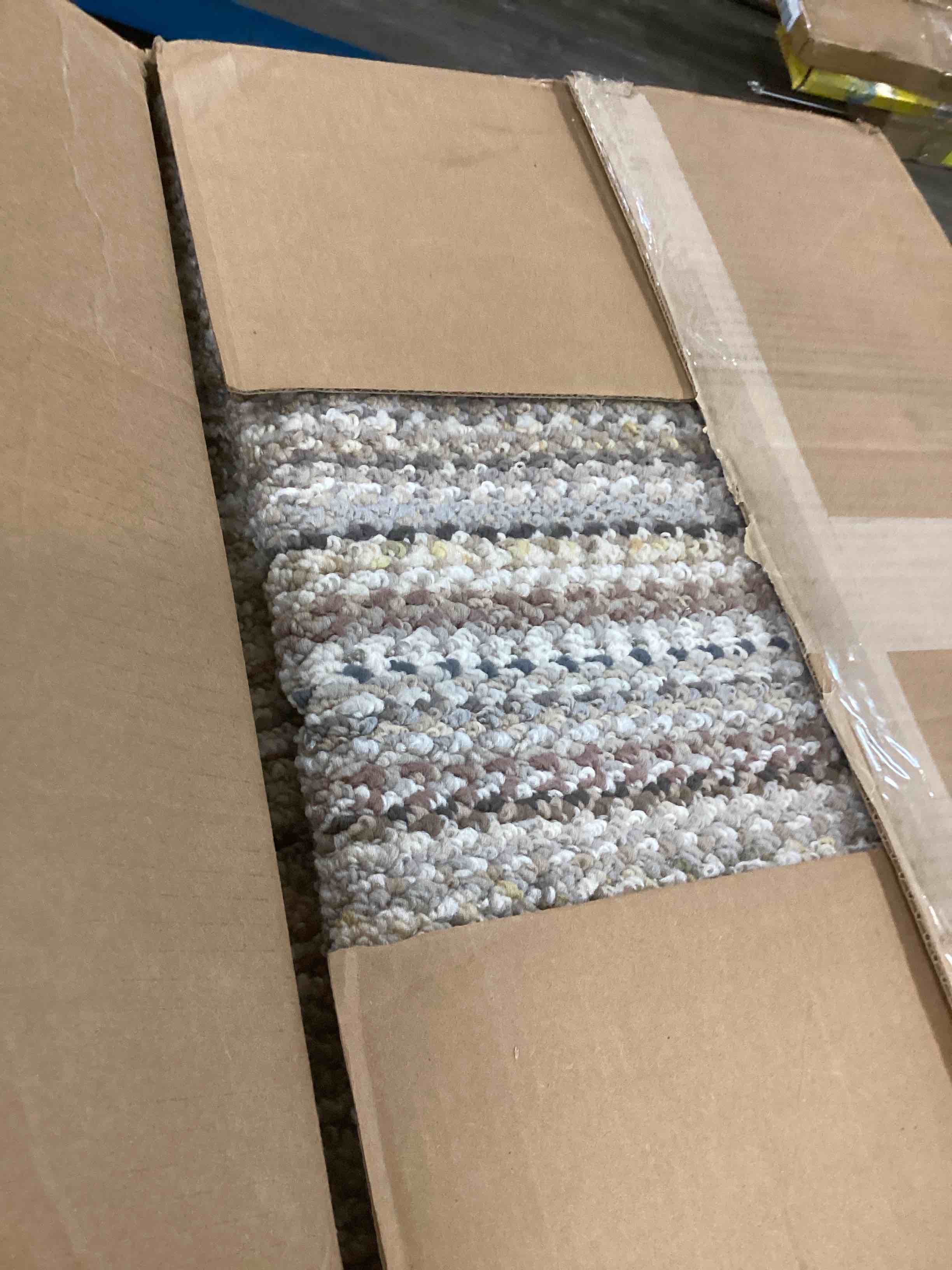 https://s3.amazonaws.com/lotting-images-prod/bidfta/RED6841897_1722529772772.jpeg