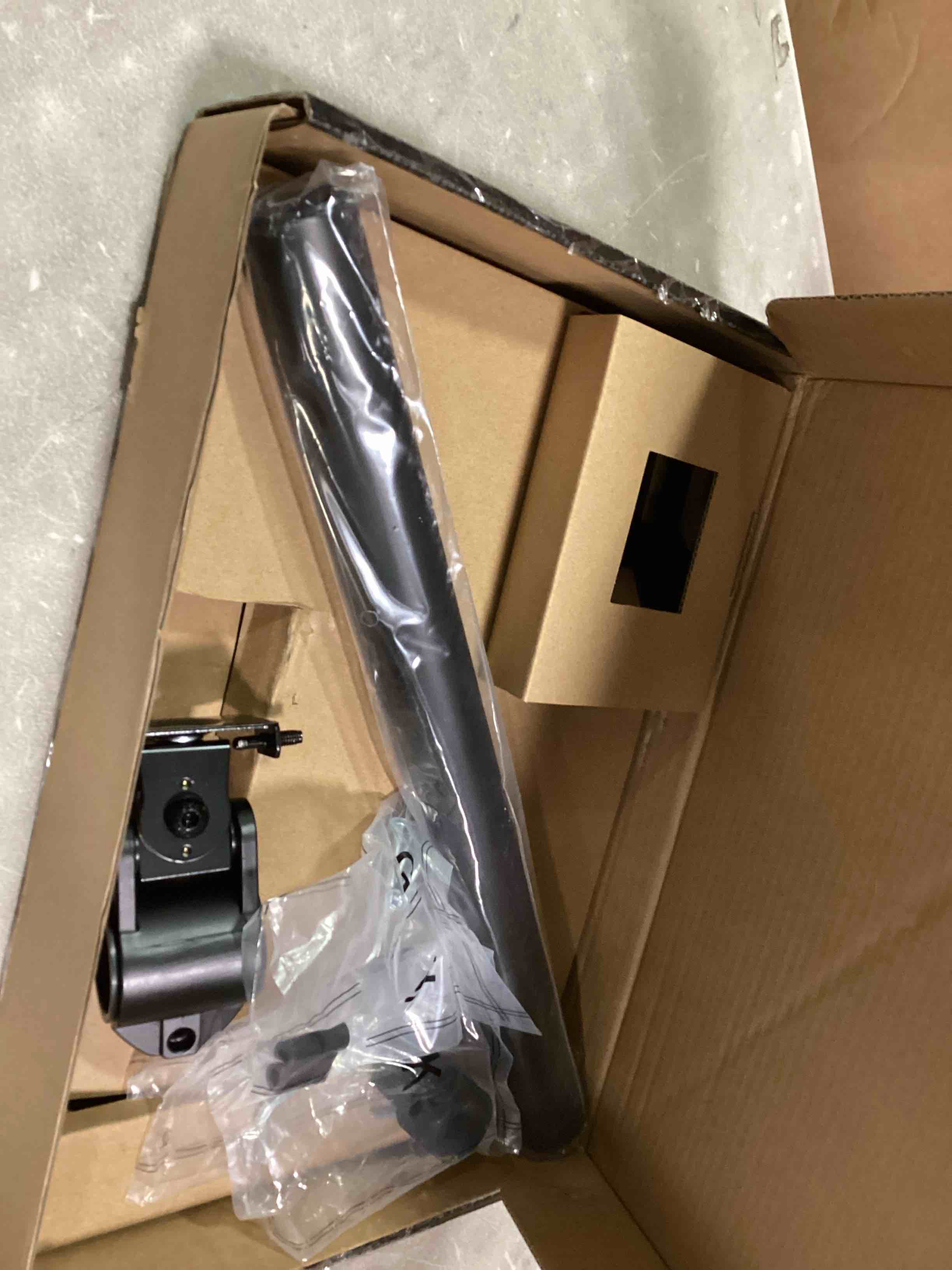 https://s3.amazonaws.com/lotting-images-prod/bidfta/RED6842502_1721794698147.jpeg