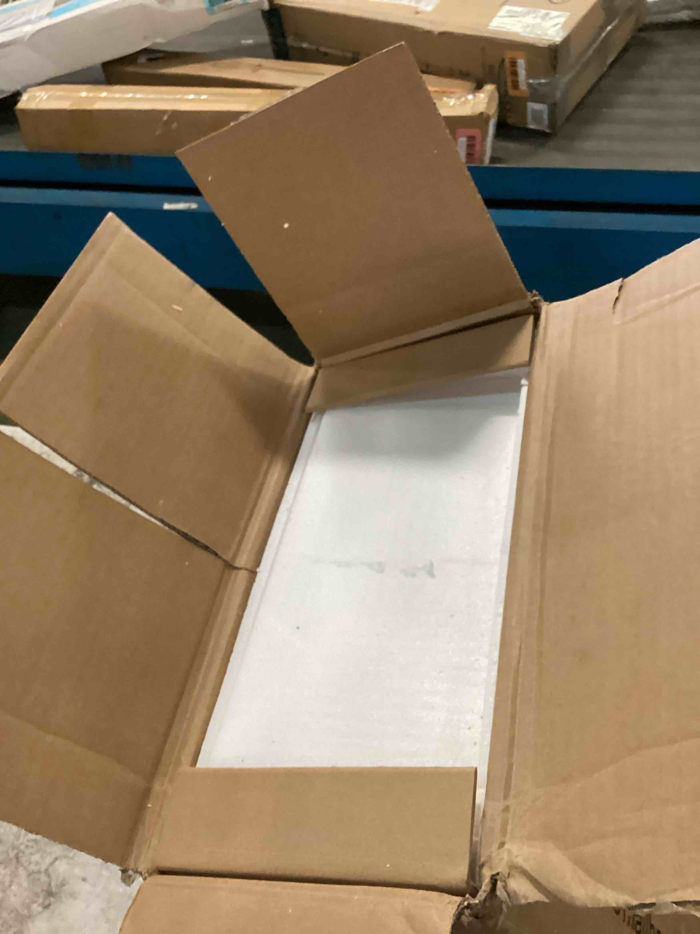 https://s3.amazonaws.com/lotting-images-prod/bidfta/RED6842732_1721918581455.jpeg