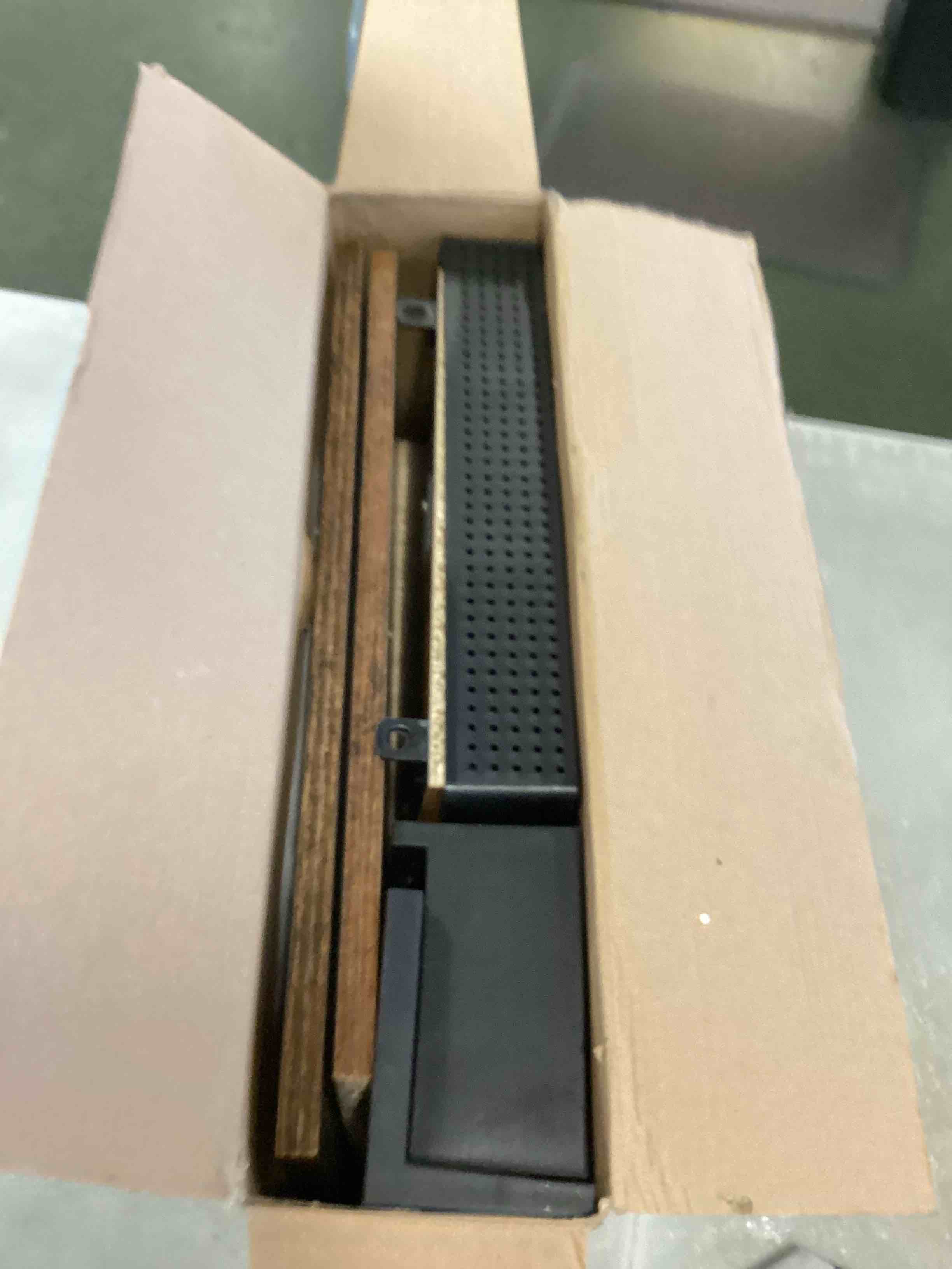 https://s3.amazonaws.com/lotting-images-prod/bidfta/RED6848103_1720438797038.jpeg