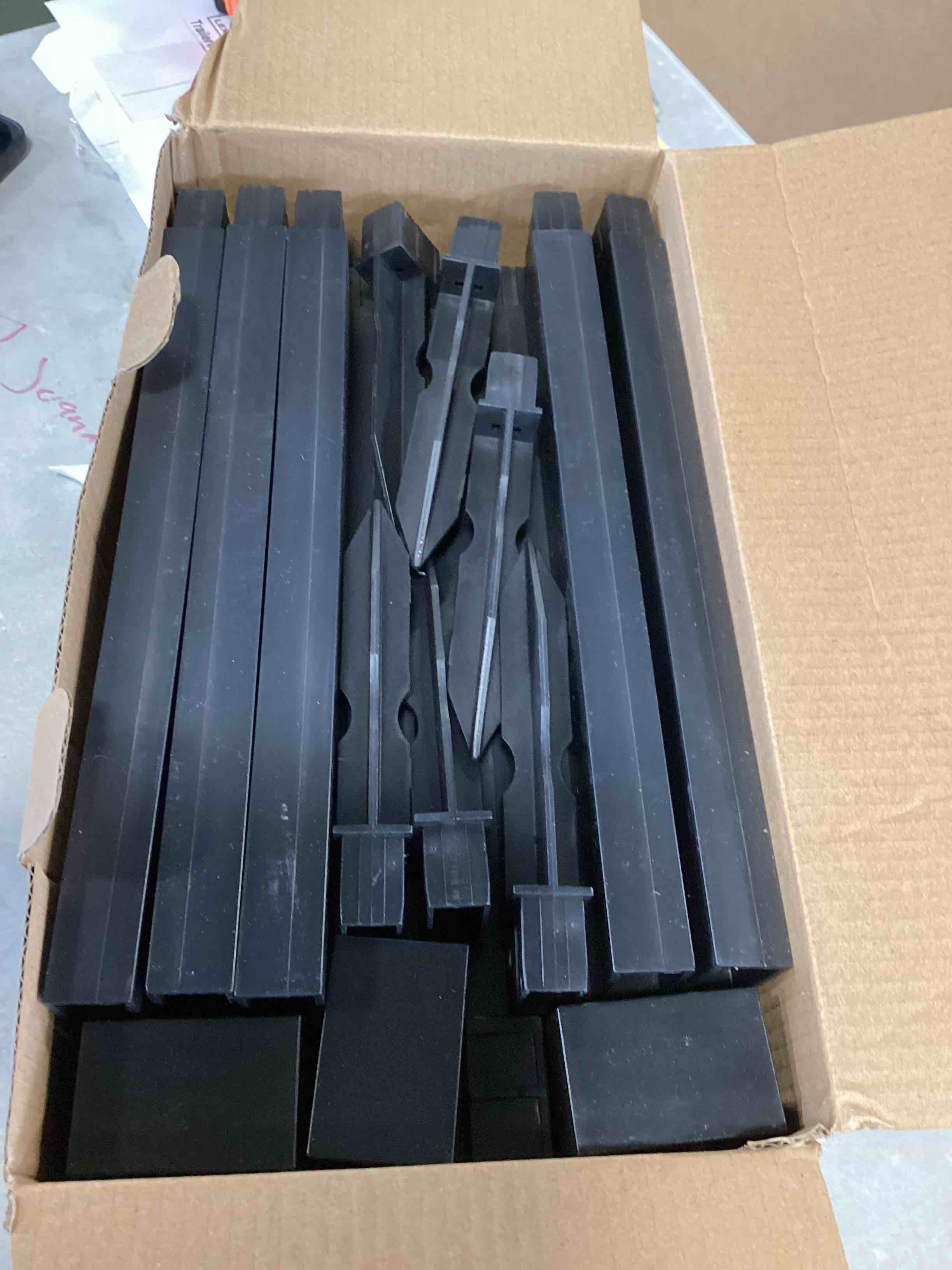 https://s3.amazonaws.com/lotting-images-prod/bidfta/RED6849900_1720618904337.jpeg