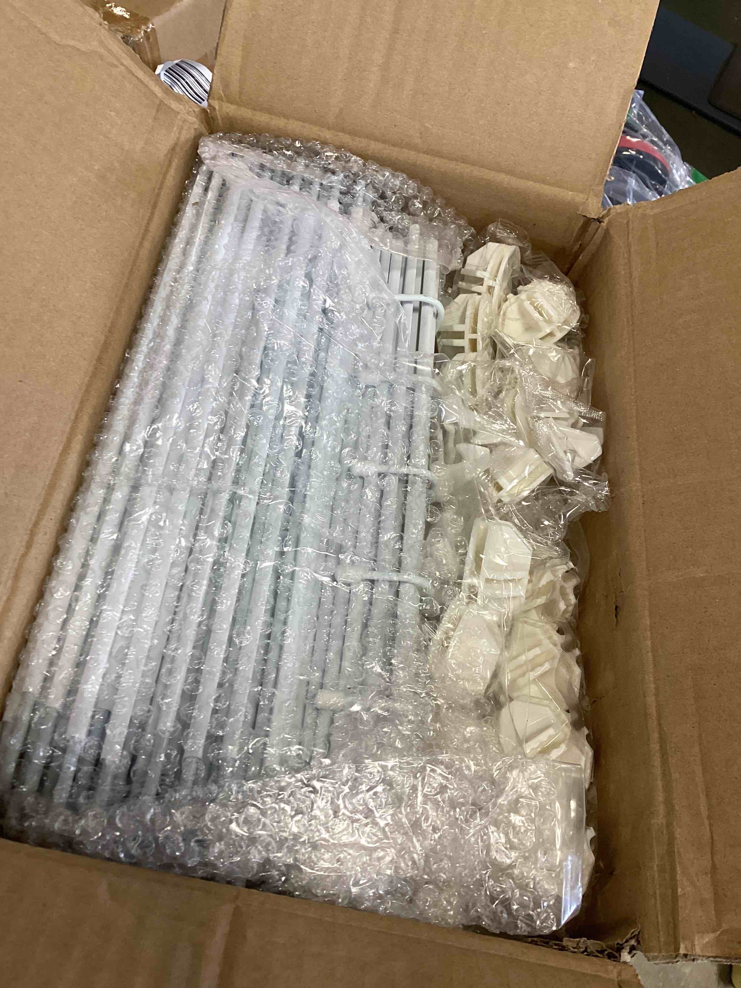 https://s3.amazonaws.com/lotting-images-prod/bidfta/RED6850005_1720631785437.jpeg