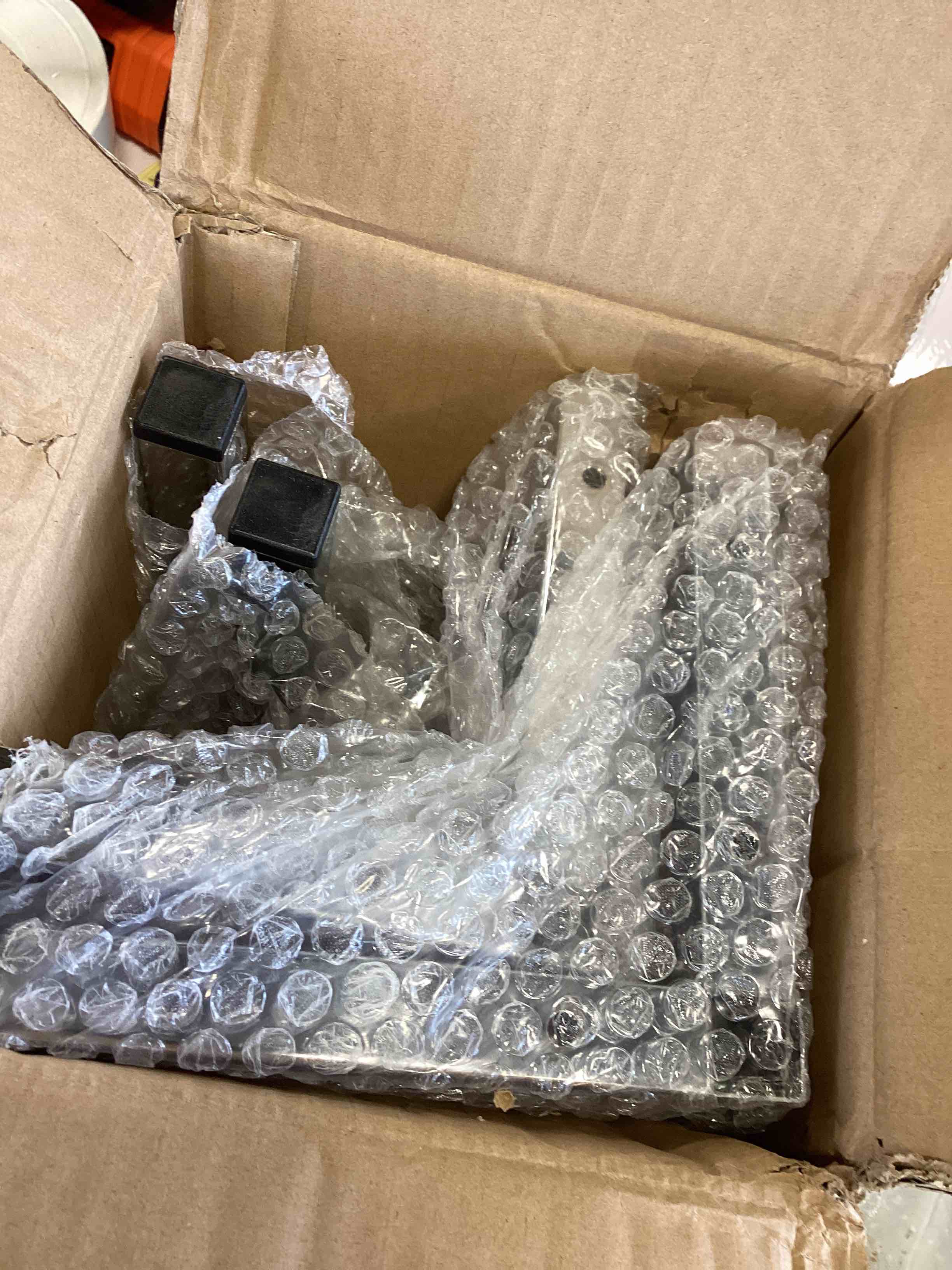 https://s3.amazonaws.com/lotting-images-prod/bidfta/RED6850240_1720726107899.jpeg