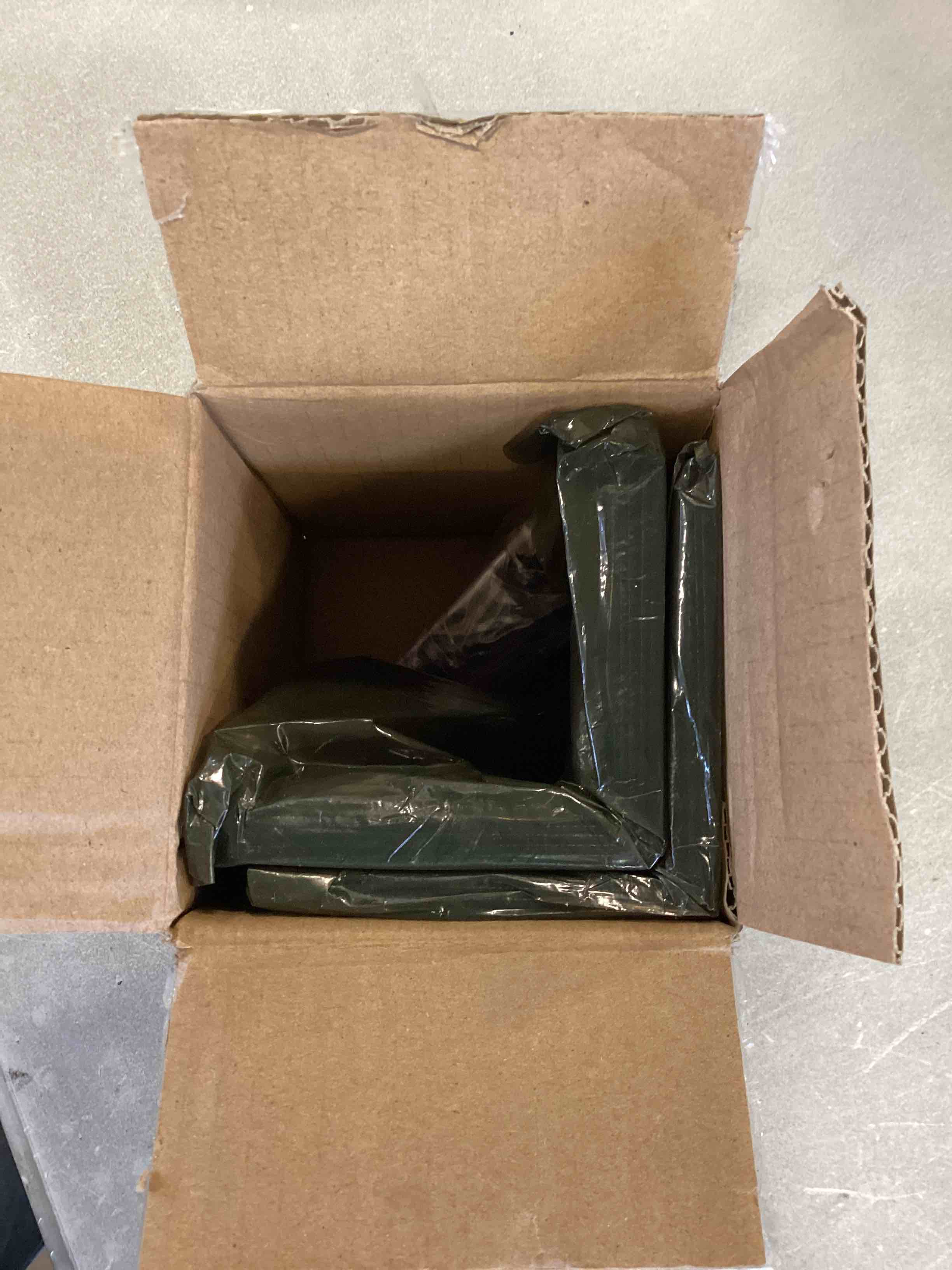 https://s3.amazonaws.com/lotting-images-prod/bidfta/RED6850550_1721069345231.jpeg