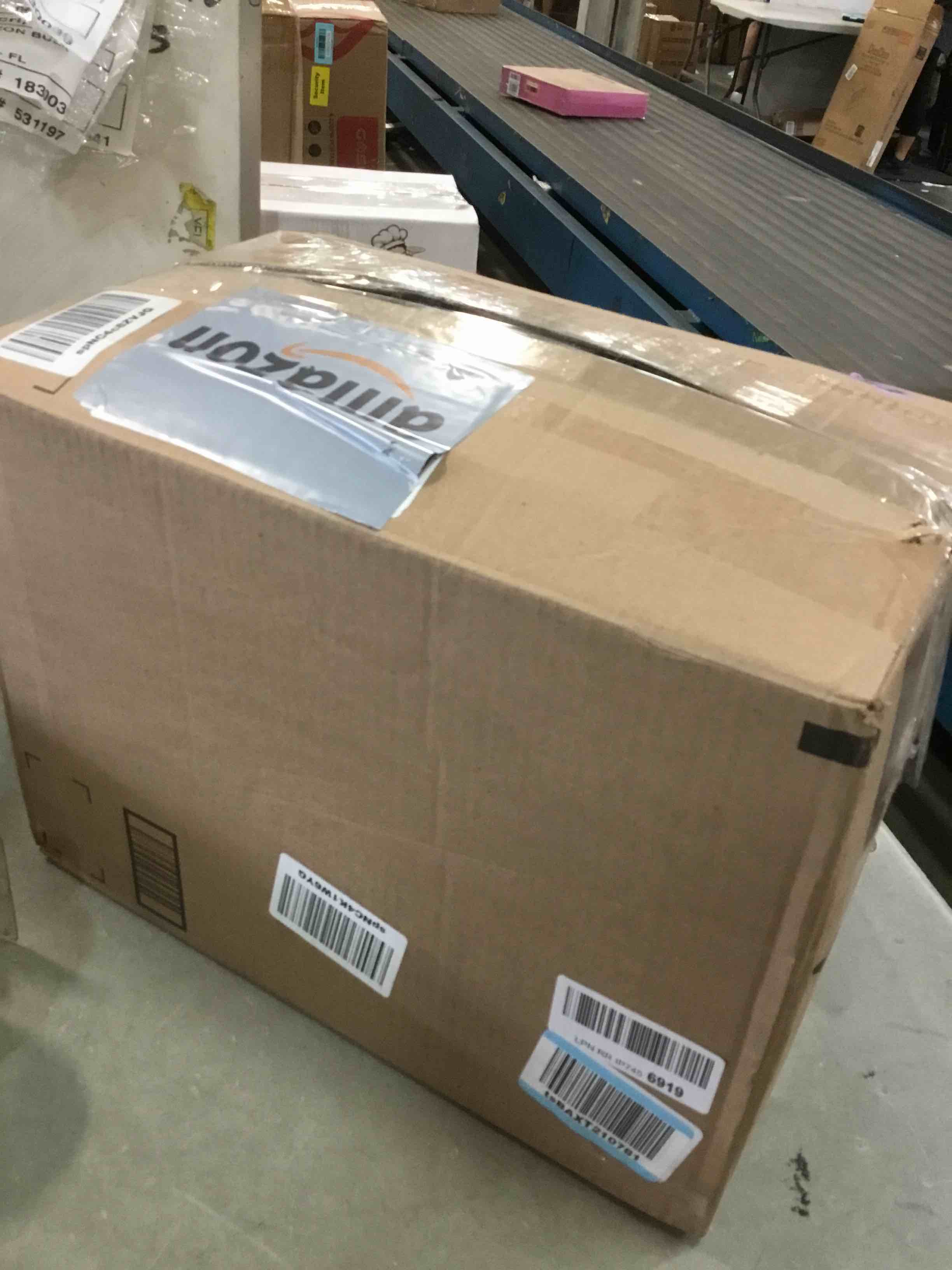 https://s3.amazonaws.com/lotting-images-prod/bidfta/RED6854703_1719944247569.jpeg