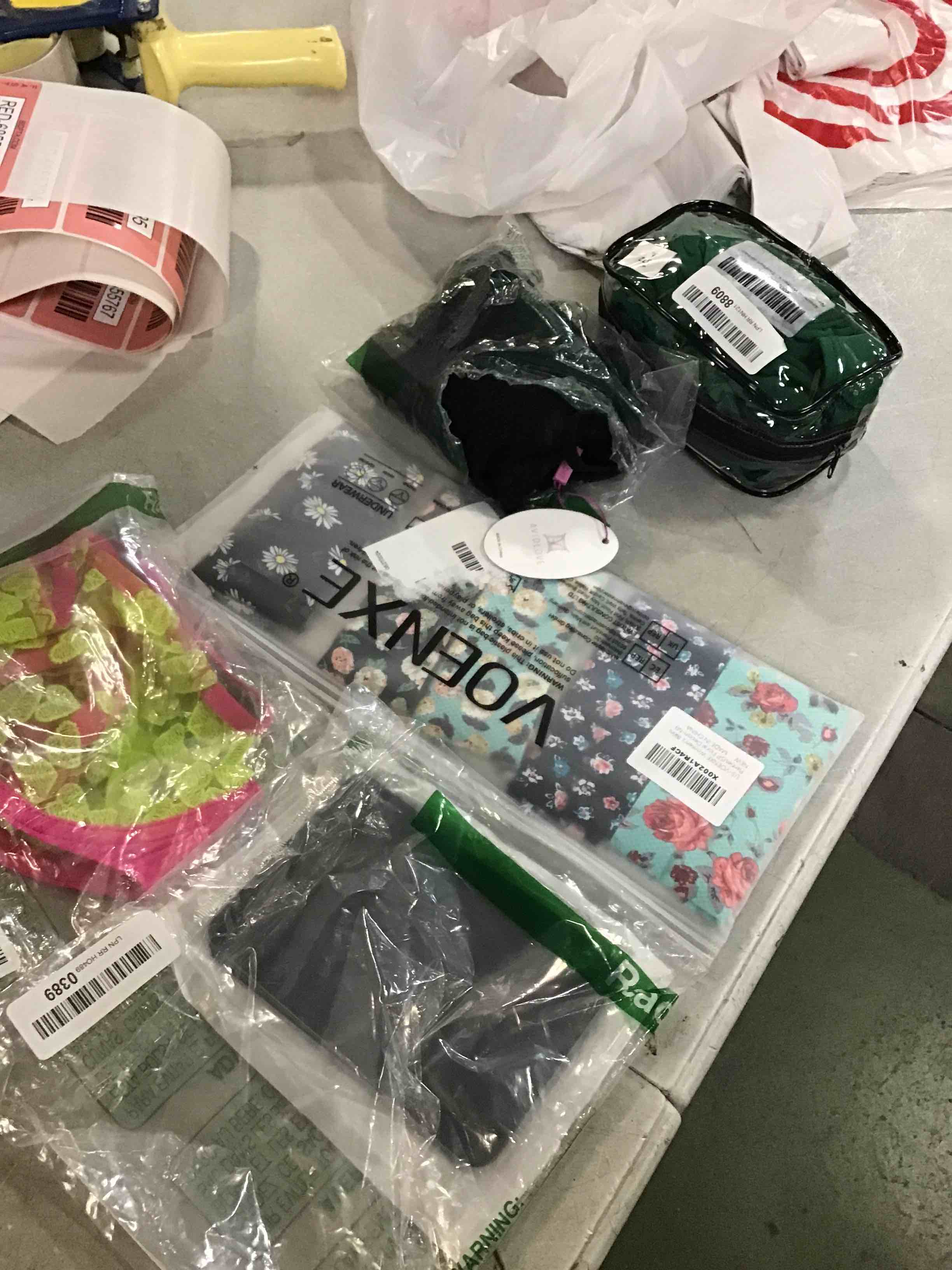 https://s3.amazonaws.com/lotting-images-prod/bidfta/RED6855805_1729182152172.jpeg