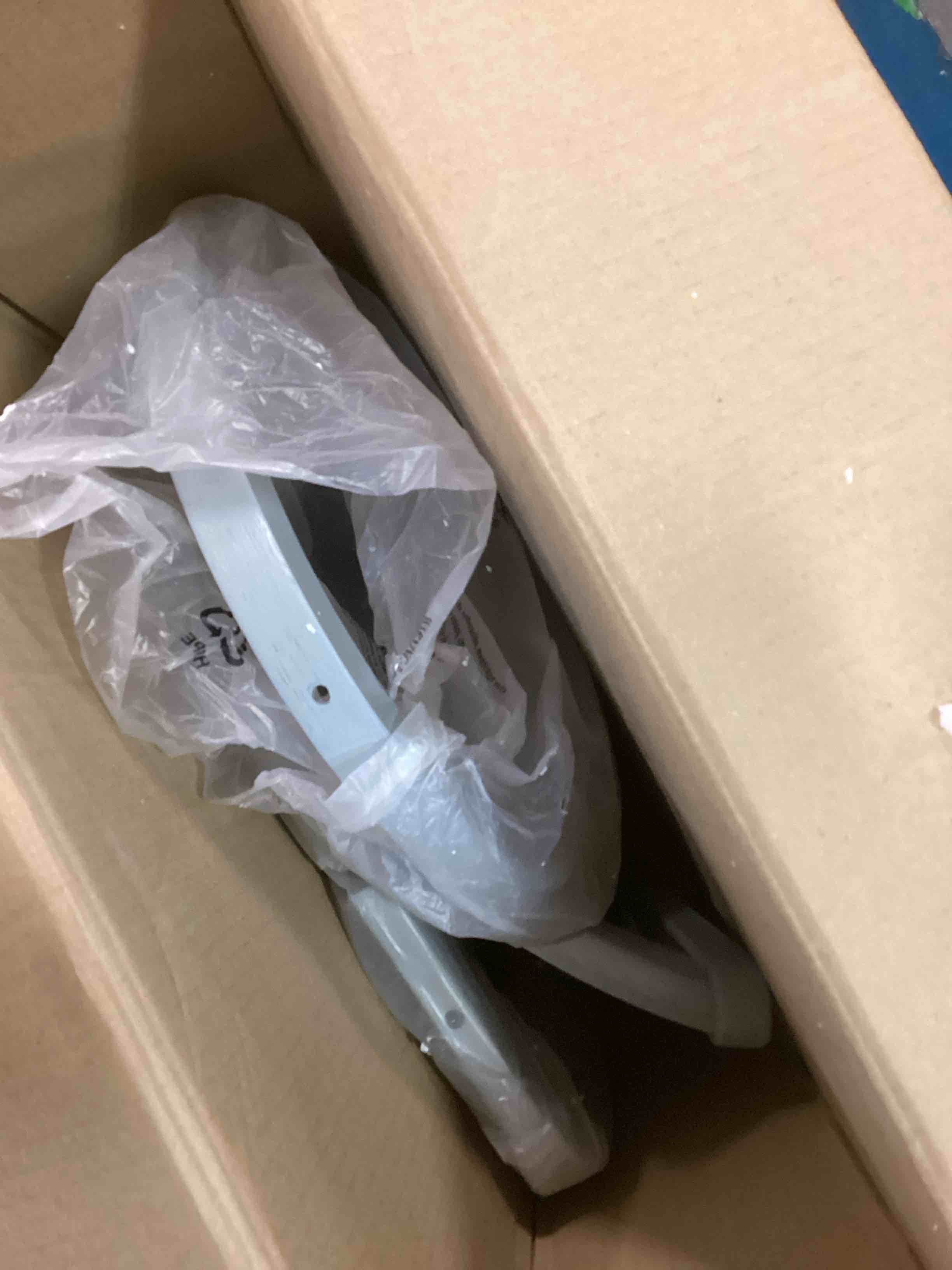 https://s3.amazonaws.com/lotting-images-prod/bidfta/RED6856809_1731677586846.jpeg